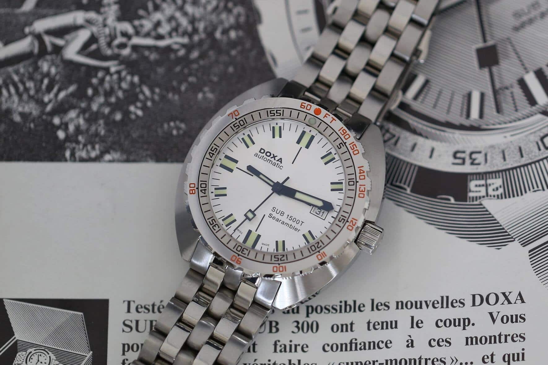 Tiefer als jedes Schweizer Gewässer: die SUB 1500T aus aktueller Produktion (hier die «Searambler» mit silberfarbenem Zifferblatt vor dem Original von 1967) ist sogar bis 1500 Meter wasserdicht.