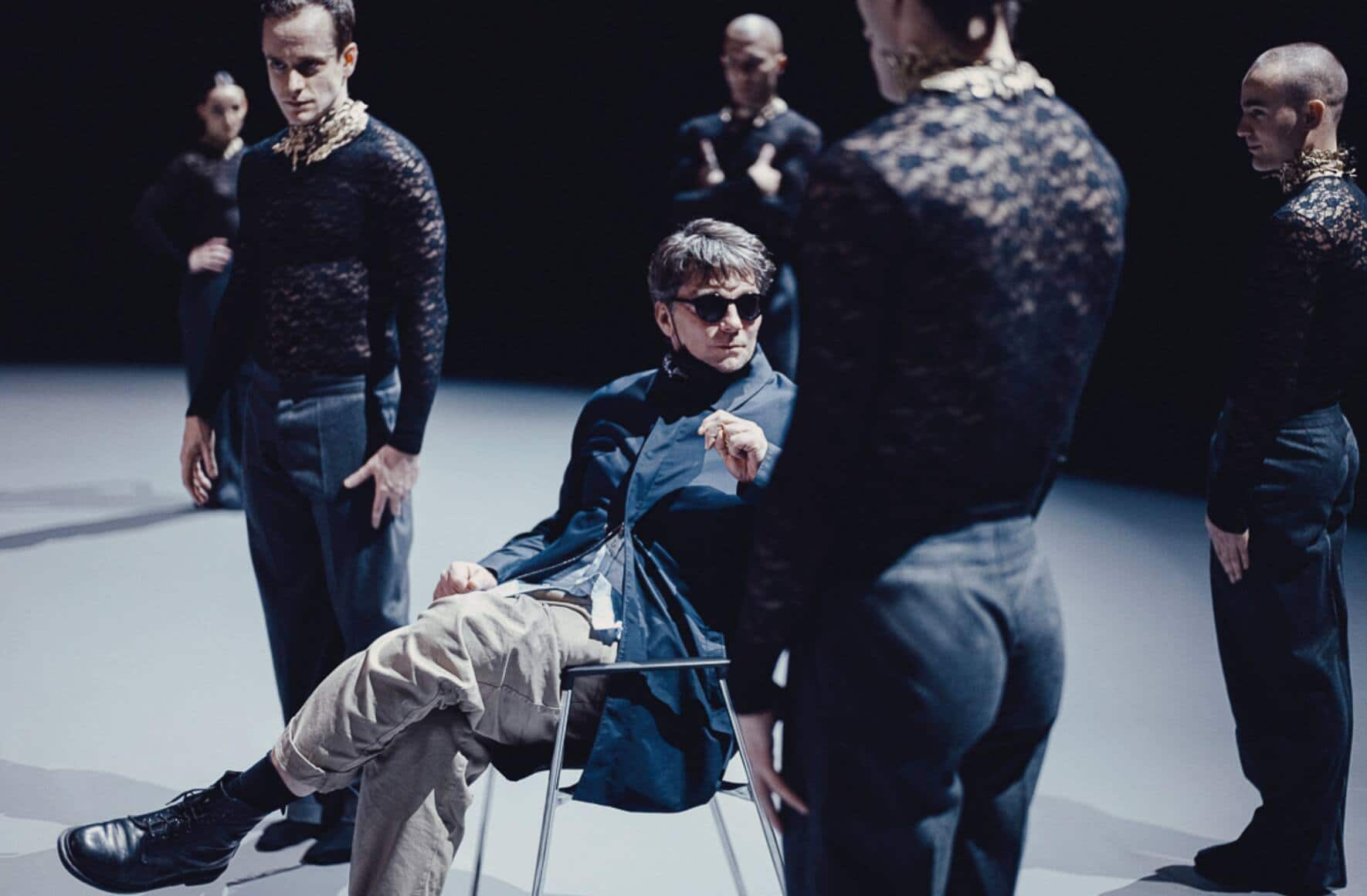 Und auf dem Stuhl Marco Goecke, der ab Sommer 2025 am Theater Basel als Ballett­direktor wirken wird