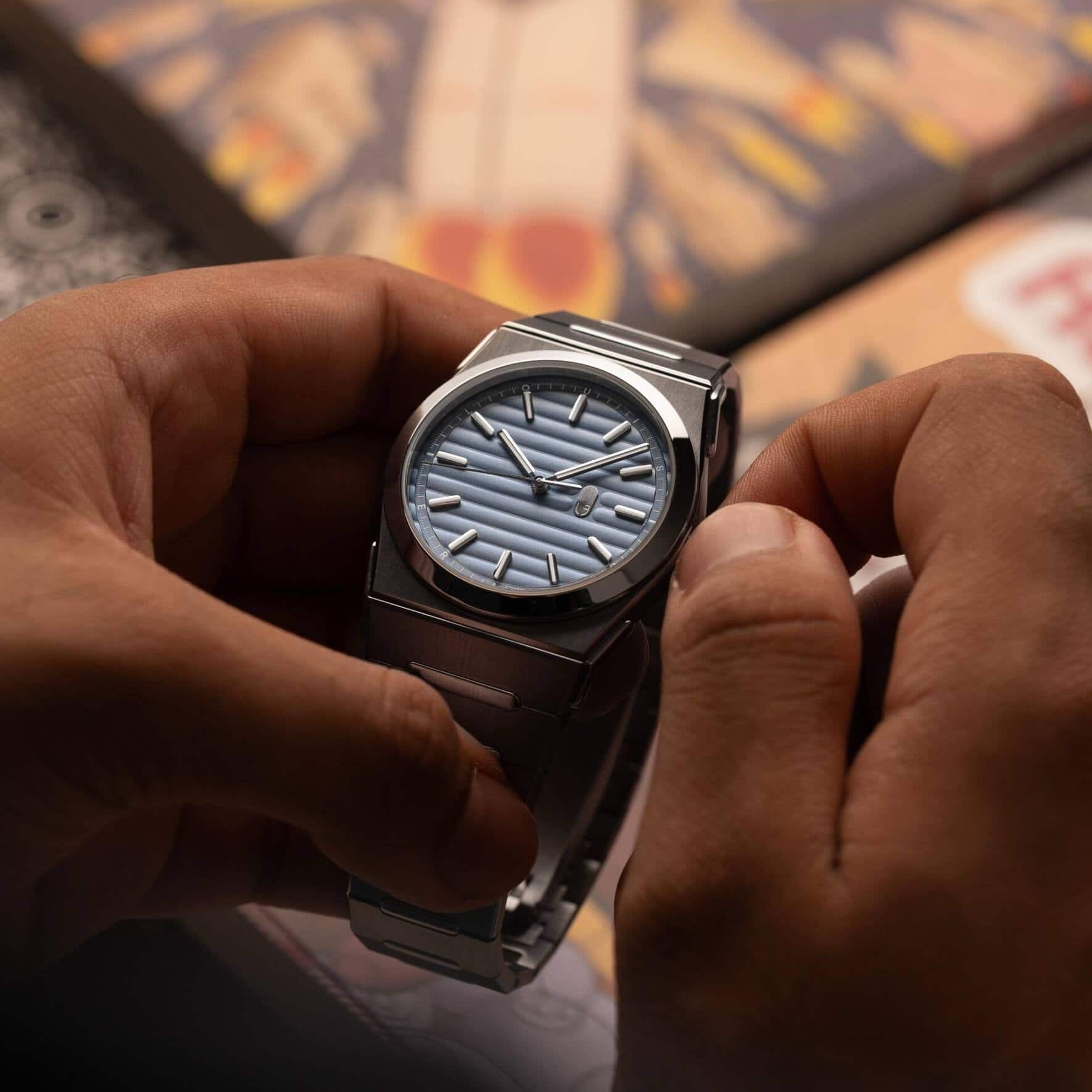 Die spielt mit der Verbindung der Werkstoffe Stahl und Titan.