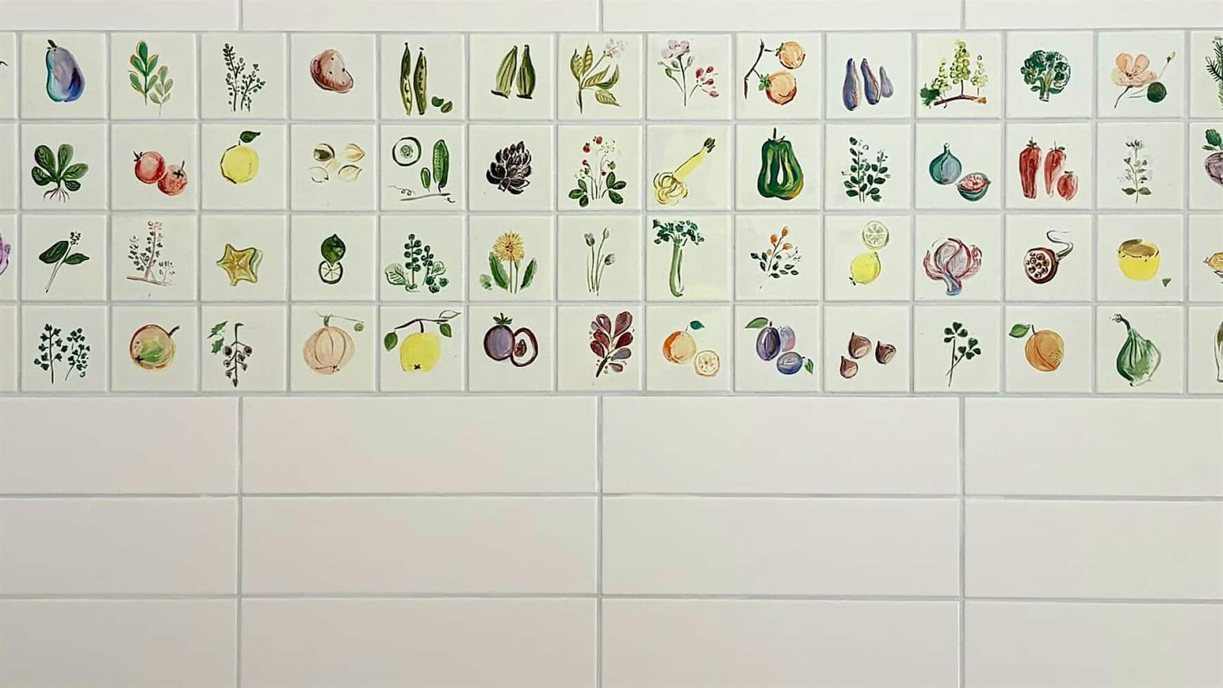 Die Keramikfliesen wurden von Margrit Biever Mondavi handbemalt. Sie werden in die neue Küche des Hospitality-Bereichs integriert.