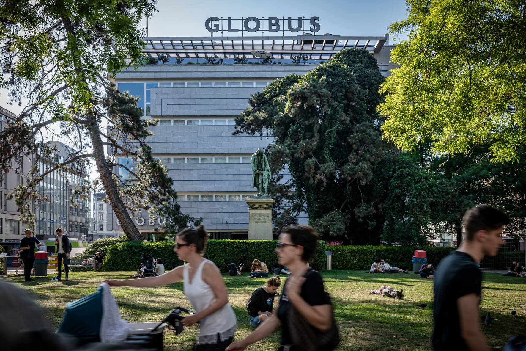 Warenhaus Globus und Pestalozzi-Anlage an der Bahnhofstrasse in Zuerich, aufgenommen am 8. Mai 2018. (KEYSTONE/Alex Buschor)