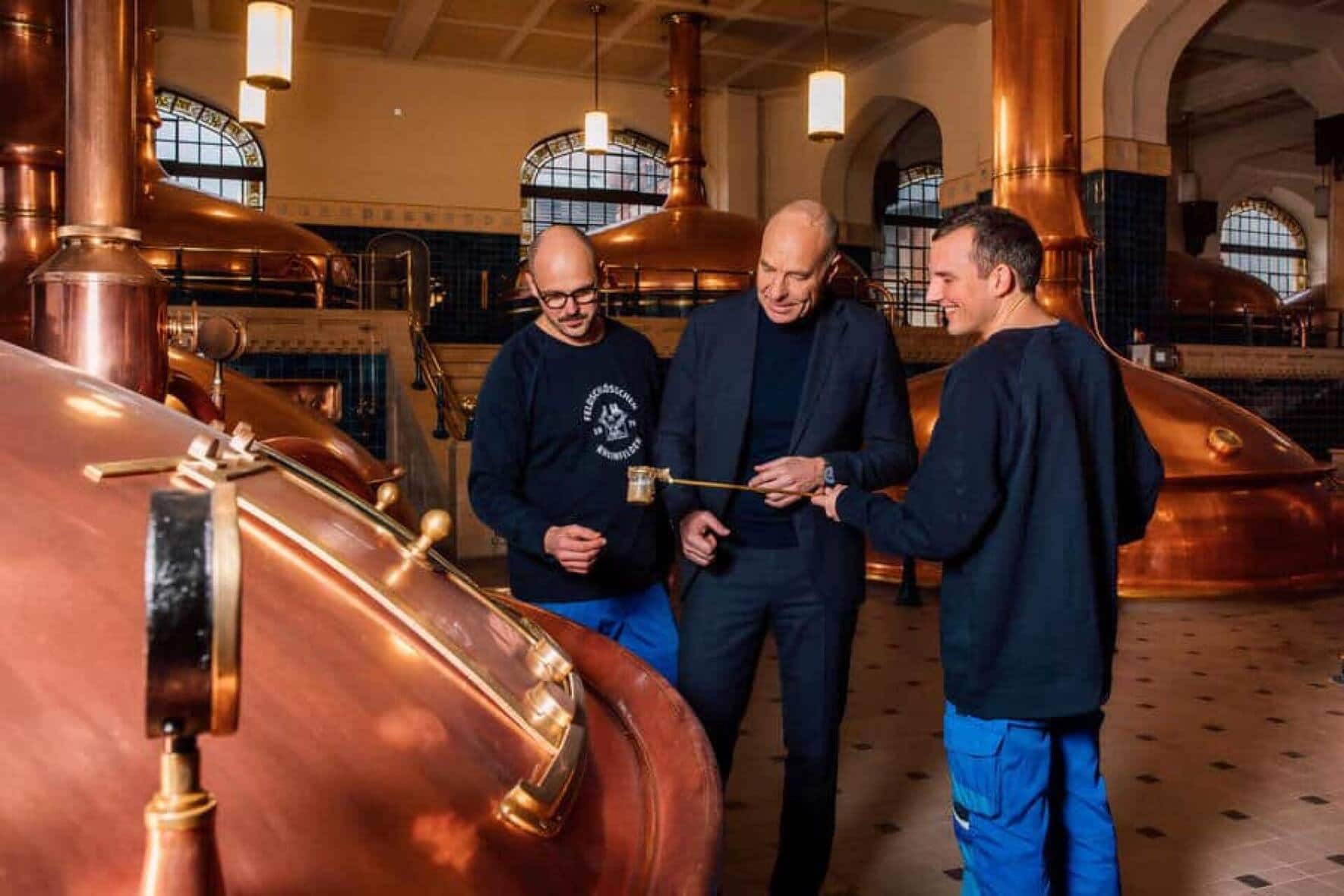 Die zwölf riesigen Kupfer-Sudpfannen der Braumeister Matthias Döppmann (l.) und Maik Ittensohn (r.) sind ein Highlight der Brauerei.