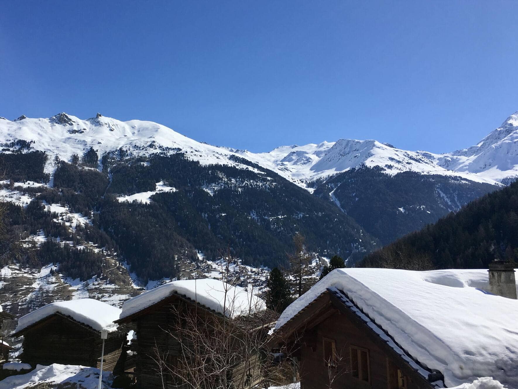 Im Dörfchen Grimentz reift der Gletscherwein, unter den majestätischen Gipfeln des Wallis.