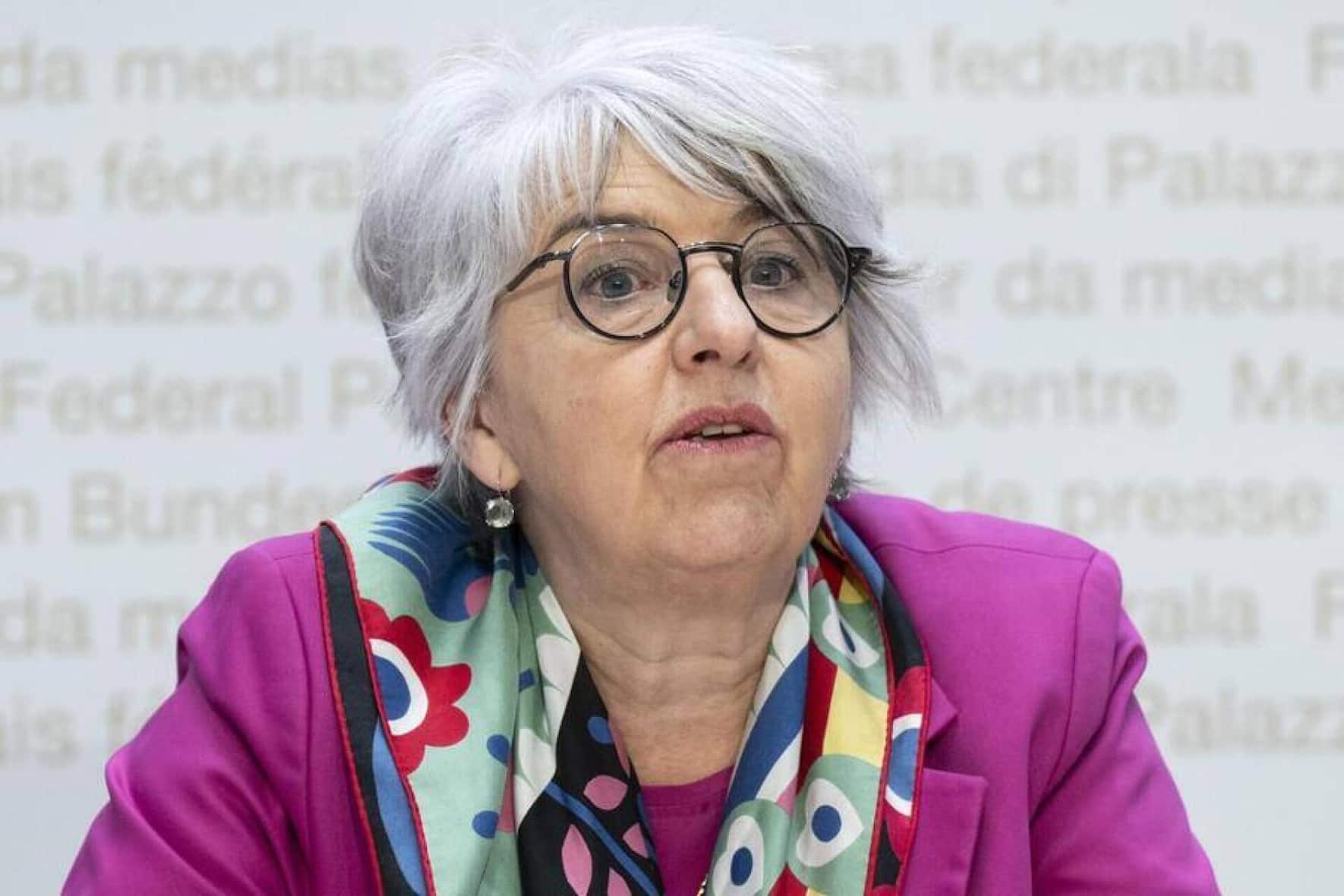 Sozialministerin Elisabeth Baume-Schneider will die 13. AHV-Rente per Mehrwertsteuer finanzieren.