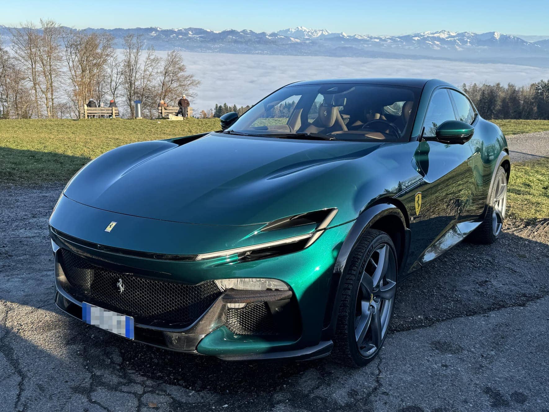 Testfahrt Holger Alich mit einem Ferrari Purosangue
***
Der Ferrari Purosangue ist der erste viertürige Viersitzer von Ferrari, Modelle mit zwei Rücksitzen haben von Anfang an eine wichtige Rolle in der Strategie des Unternehmens gespielt. Bei zahlreichen Ferrari Modellen war die Kombination von Spitzenleistung und erstklassigem Komfort eine der Säulen ihres Erfolgs. Jetzt hat Ferrari, als Höhepunkt von 75 Jahren Spitzenforschung, ein einzigartiges Fahrzeug geschaffen. Es verkörpert...