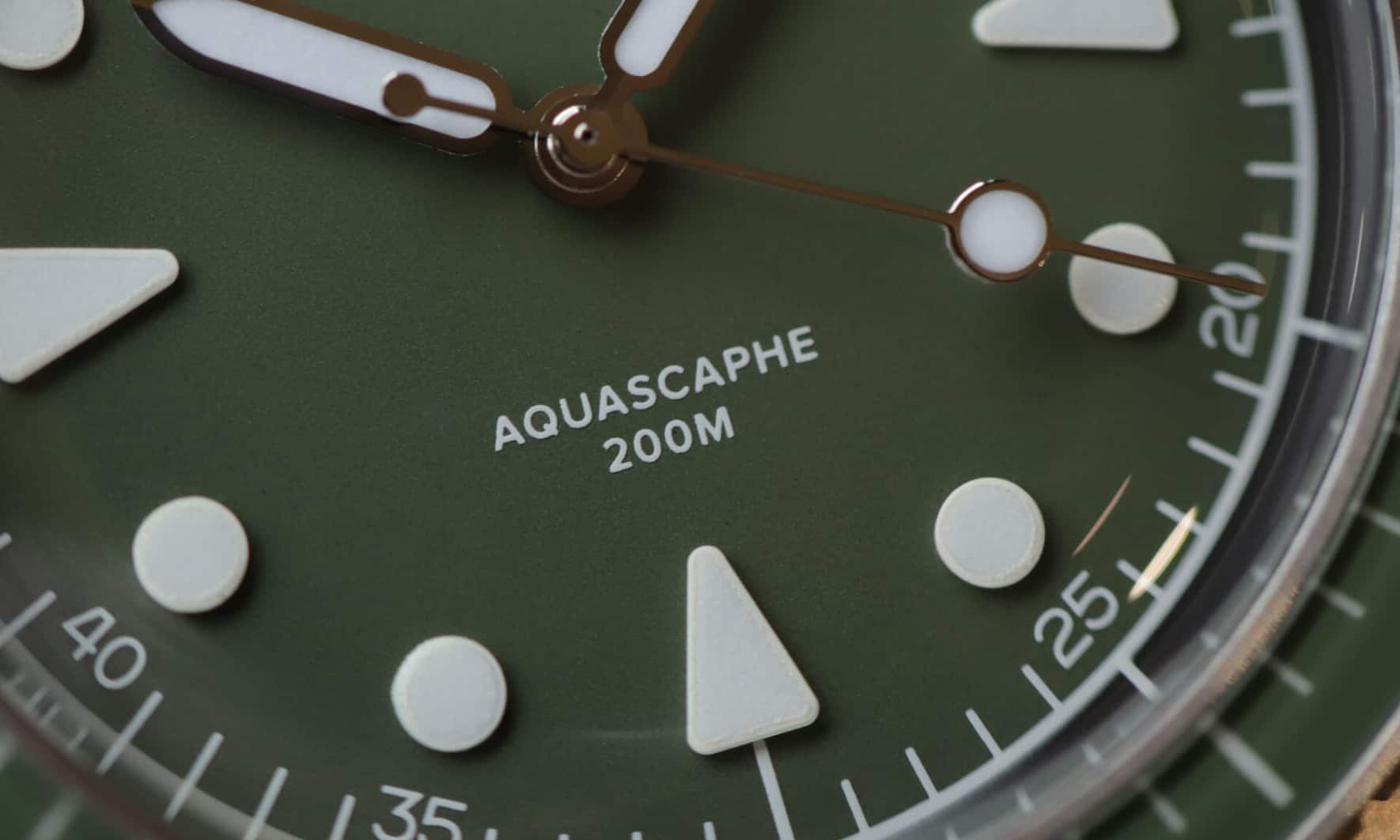 Die blaue und grüne Zifferblatt-Varianten kommen ohne Struktur, die weisse und graue Aquascaphe Mark2 verfügt über ein gekörntes Zifferblatt.