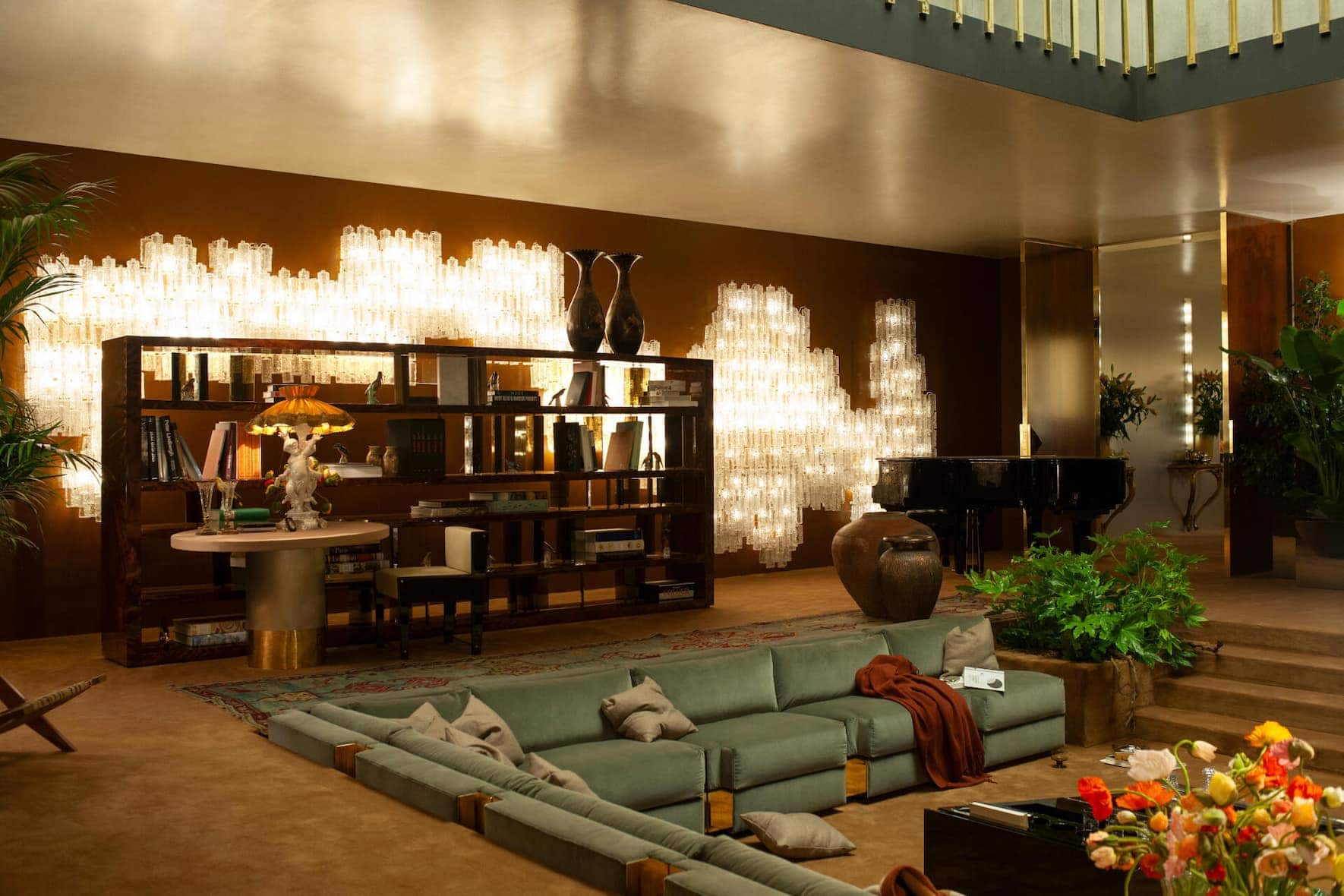 Loro Piana × Dimoremilano: Während der Design Week 2025 stellte Loro Piana von ­Dimoremilano entworfene Möbel und ein neues Tafelporzellan vor.