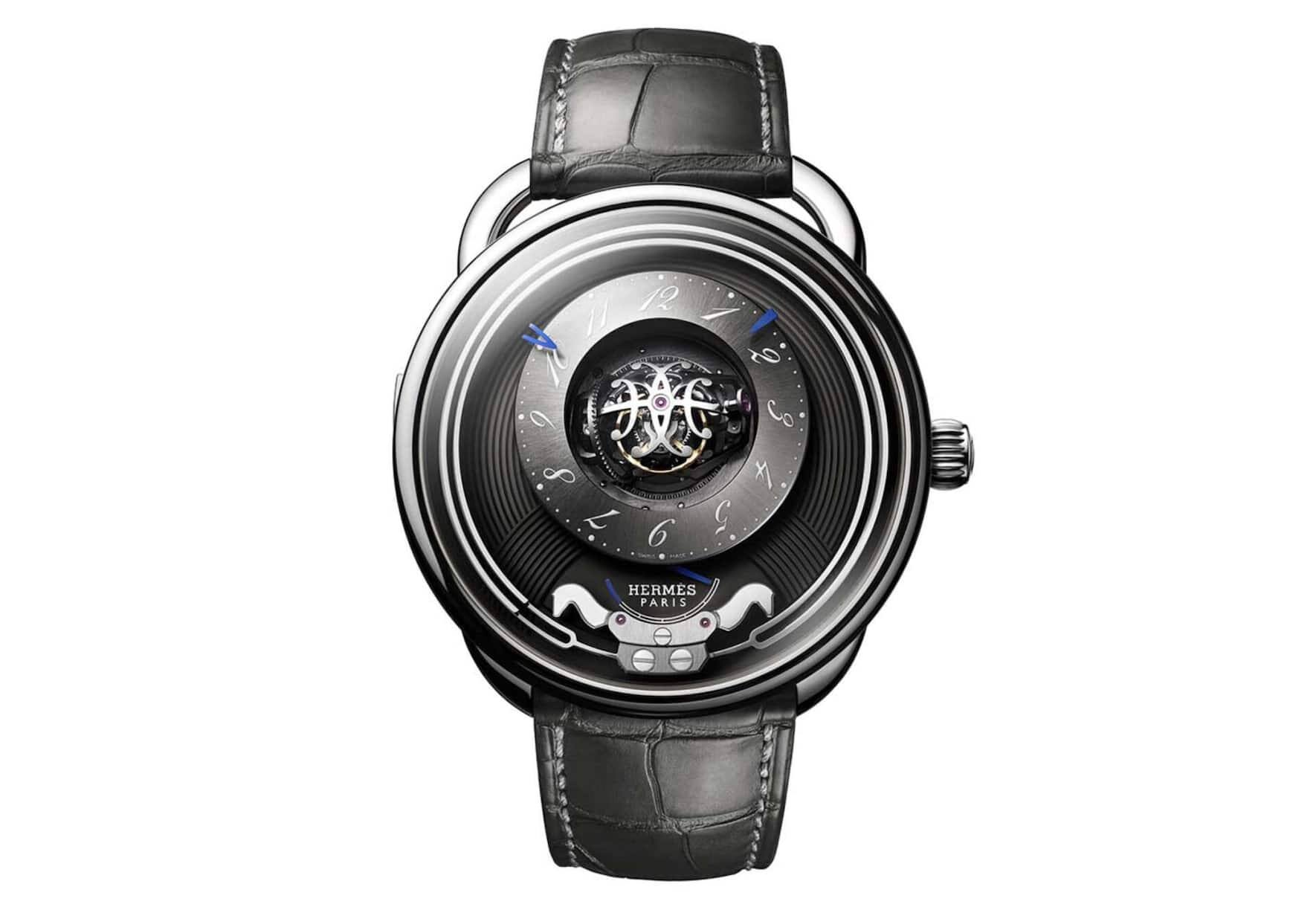 Arceau Duc Attelé
Mit der Uhr betrat Hermès 2024 die Königsklasse der Uhrmacherei: die Minutenrepetition, welche die Zeit – Stunden, Viertelstunden und Minuten – anzeigen kann.