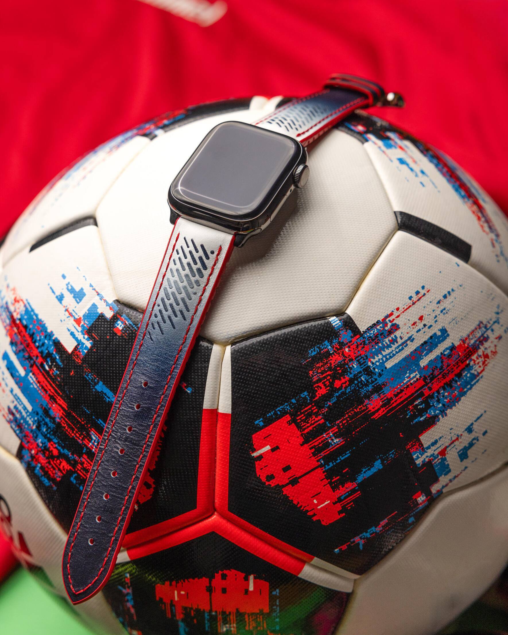 Pünktlich zur Fussball-Europameisterschaft ­lanciert Hirsch Kautschukarmbänder für Fans.