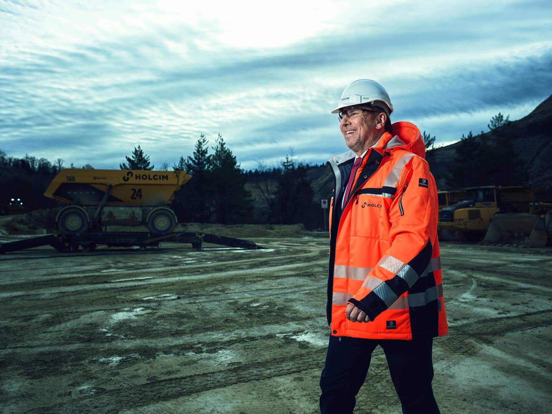 Jenisch im Holcim-Steinbruch Siggenthal vor den selbstfahrenden Elektro-Mulden.