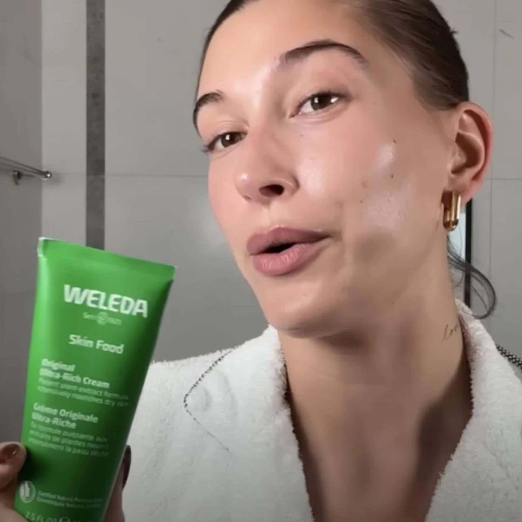 Auch Hollywoodschönheit Hailey Bieber verleiht der Traditionsmarke Glanz und Glamour.