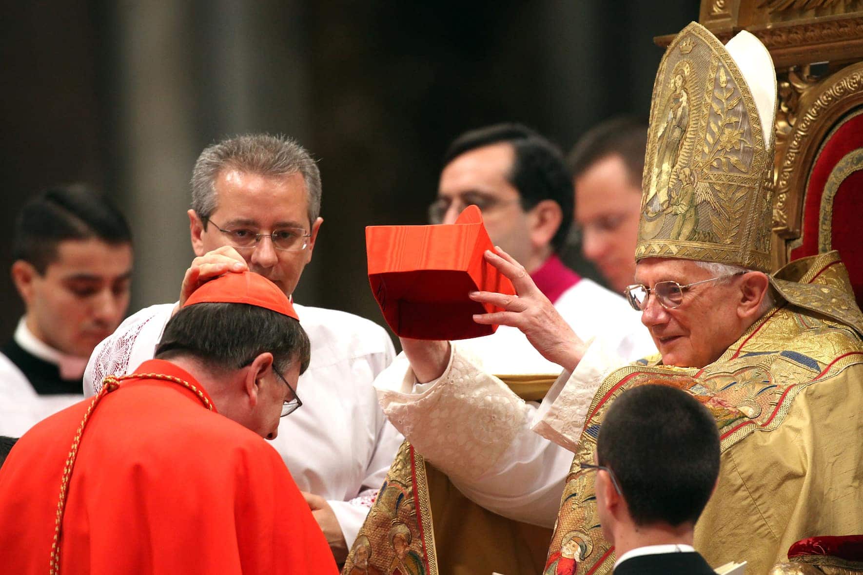 Papst Benedikt XVI. setzt Kurt Koch 2010 das Birett auf