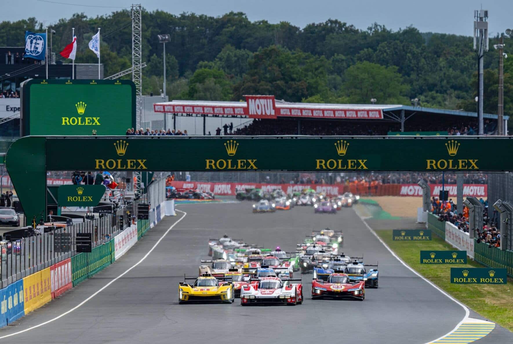 24 heures du Mans - Hour One: #6 PORSCHE PENSKE MOTORSPORT, Porsche 963; Kevin Estre (FRA), Andre Lotterer (DEU), Laurens Vanthoor (BEL), #3 CADILLAC RACING, Cadillac V-Series Racing.R; Sebastien Bourdais (FRA), Renger van der Zande (NLD), Scott Dixon (NZL) and #51 FERRARI AF CORSE, Ferrari 499P; Alessandro Pier Guidi (ITA), James Calado (GBR), Antonio Giovinazzi (ITA) lead the field into the first corner as they start the race le Mans
