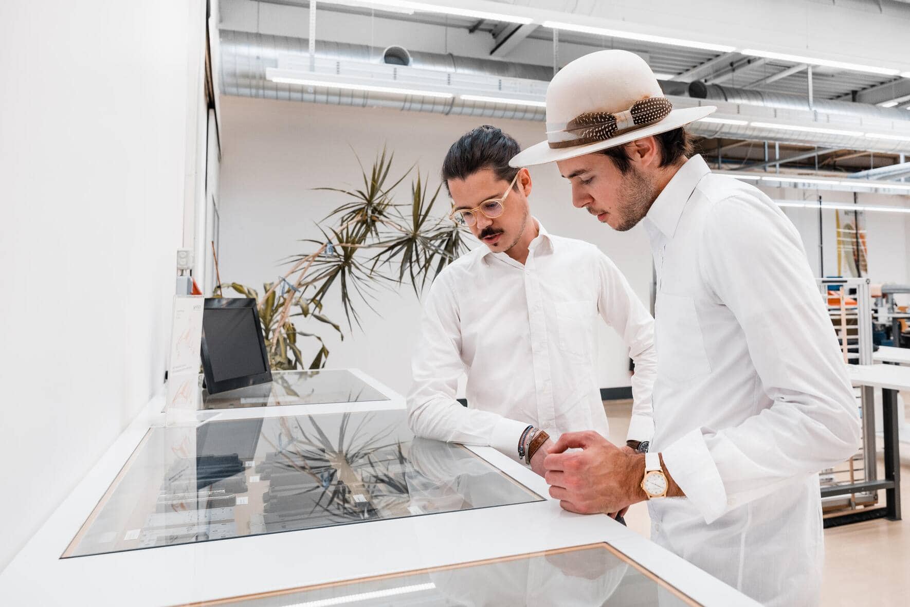 Matthäus Hirsch, (32, links) leitet mit seinem Bruder Nikolaus (33) den österreichischen Weltmarktführer für Uhrenarm­bänder in neunter Generation.