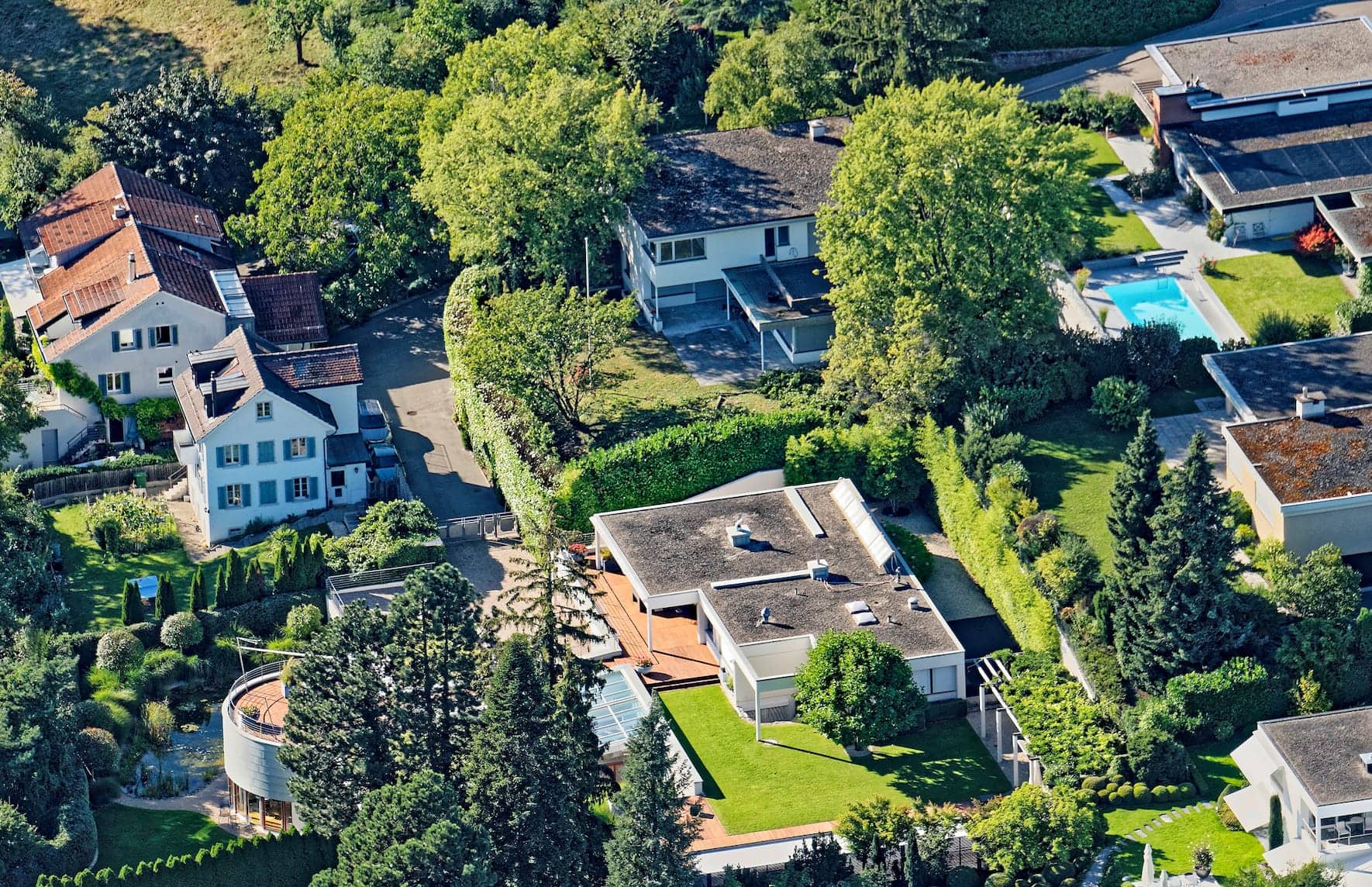 Das Grundstück von Iqbal Khan (im Bild in der Mitte oben) in Herrliberg über dem Zürichsee grenzt direkt an jenes von Tidjane Thiam, CEO der Credit Suisse (in der Mitte unten).