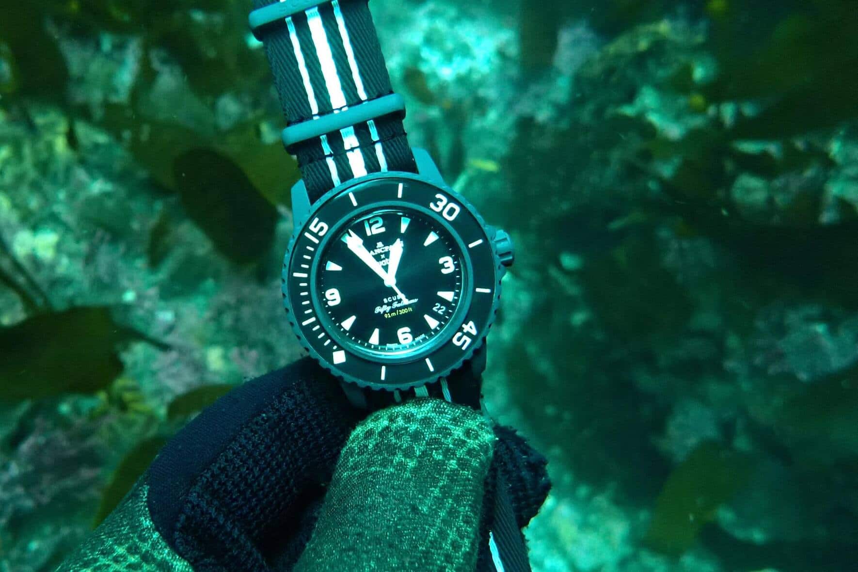 Mit zunehmender Farbreduktion nimmt das schwarze Bioceramic-Gehäuse (zwei Drittel der Mischung bestehen aus Zirkonoxid-Keramikpulver, ein Drittel aus biobasiertem Material aus Rizinusöl) einen leicht gräulichen Ton in der Tiefe an.