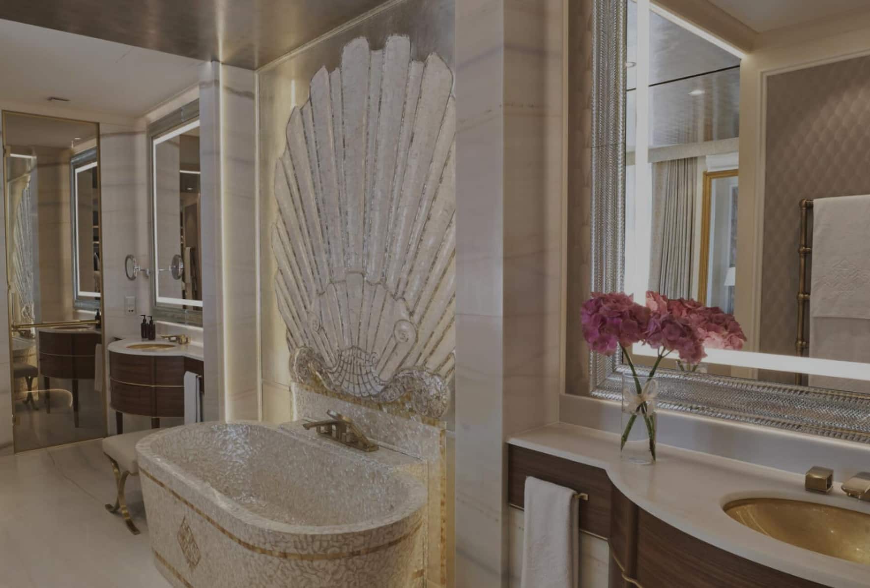 Die Badewanne ist ein besonderes Highlight der Suite.