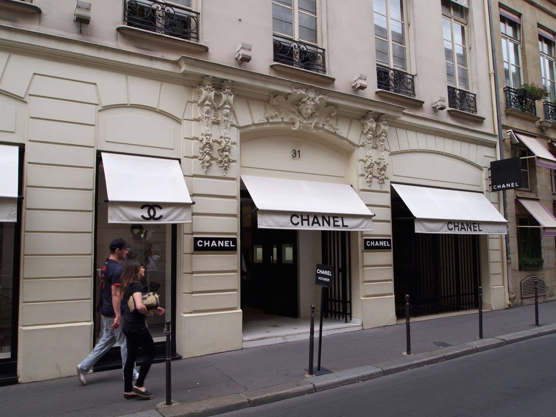 Das berühmte Chanel-Geschäft in der Rue Cambon 31 in Paris, Frankreich.
