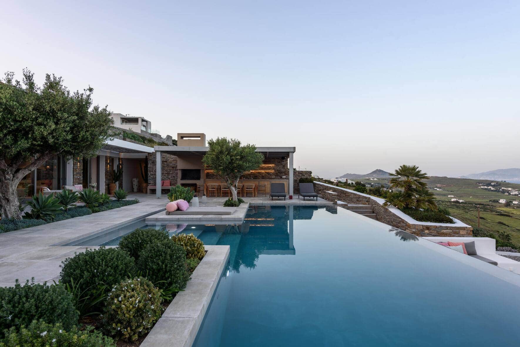 Ursprünglich war ein rechteckiger Pool geplant. Aber das Paar wünschte sich einen Infinitypool in einem weniger rigiden Format, umgeben von regionalen Bäumen und Sträuchern. Damit entstand eine lebendige Terrassen­landschaft.