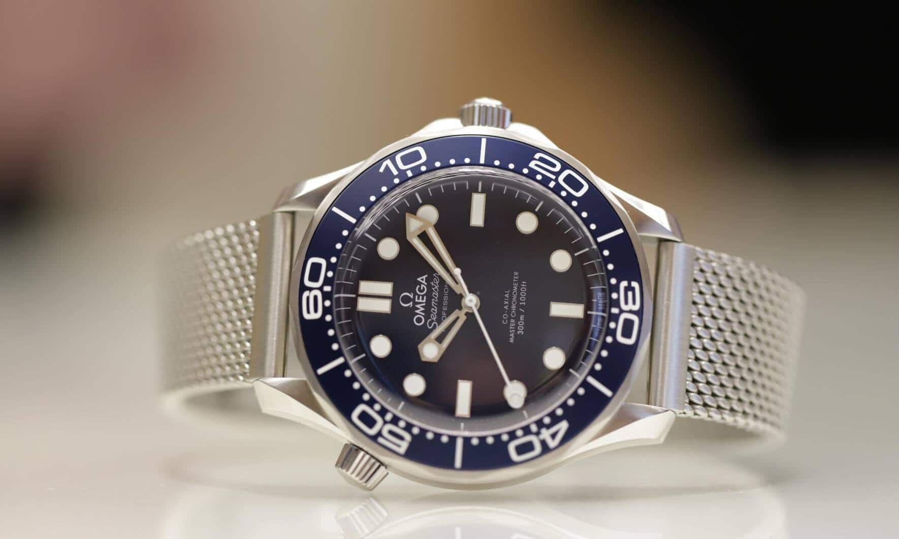 Das 60-Jahr-Leinwandjubiläum von James Bond feierte Omega mit einer blauen Seamaster Diver 300M, erkennbar unter anderem an einer 60er-Markierung auf dem Drehring und einer Animation auf der Rückseite der Uhr.