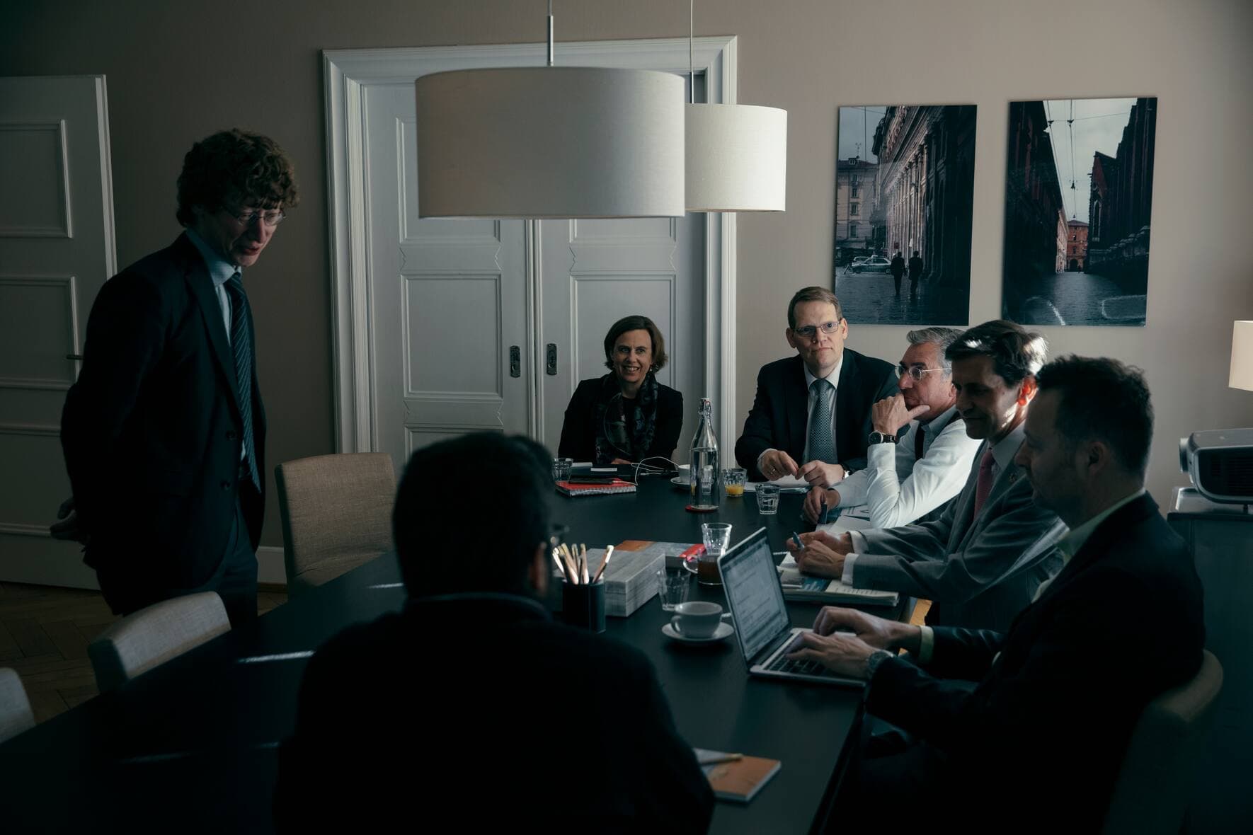 Private Banking Rating 2019: Gemeinsam mit dem Bitcoin-Millionär diskutierten die Jurymitglieder unter der Leitung von Thorsten Hens (stehend) über die Leistungen der Banken.