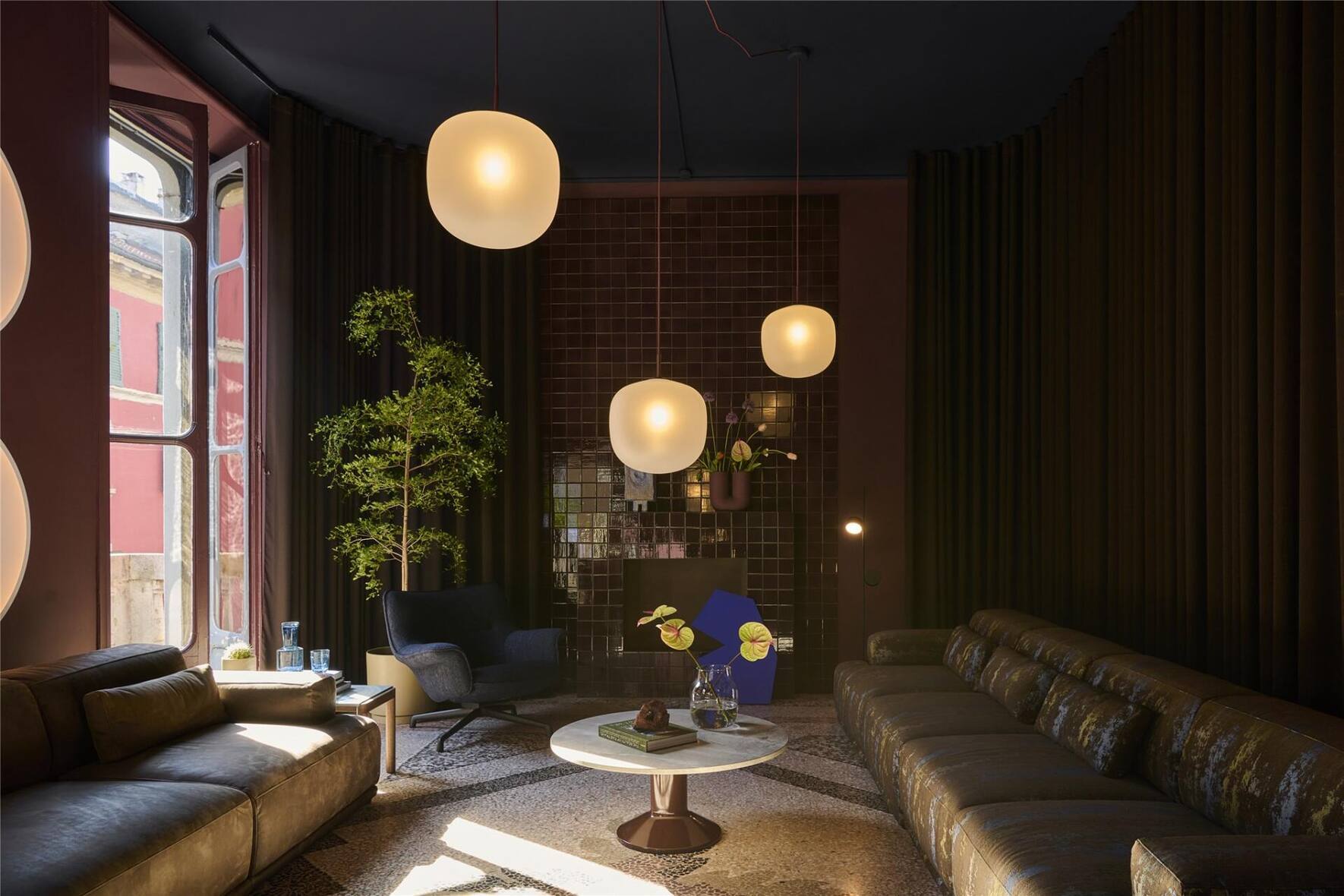 Zum Aufwärmen: Dunkle Farben, weiche Stoffe und viel Atmosphäre.
www.muuto.com