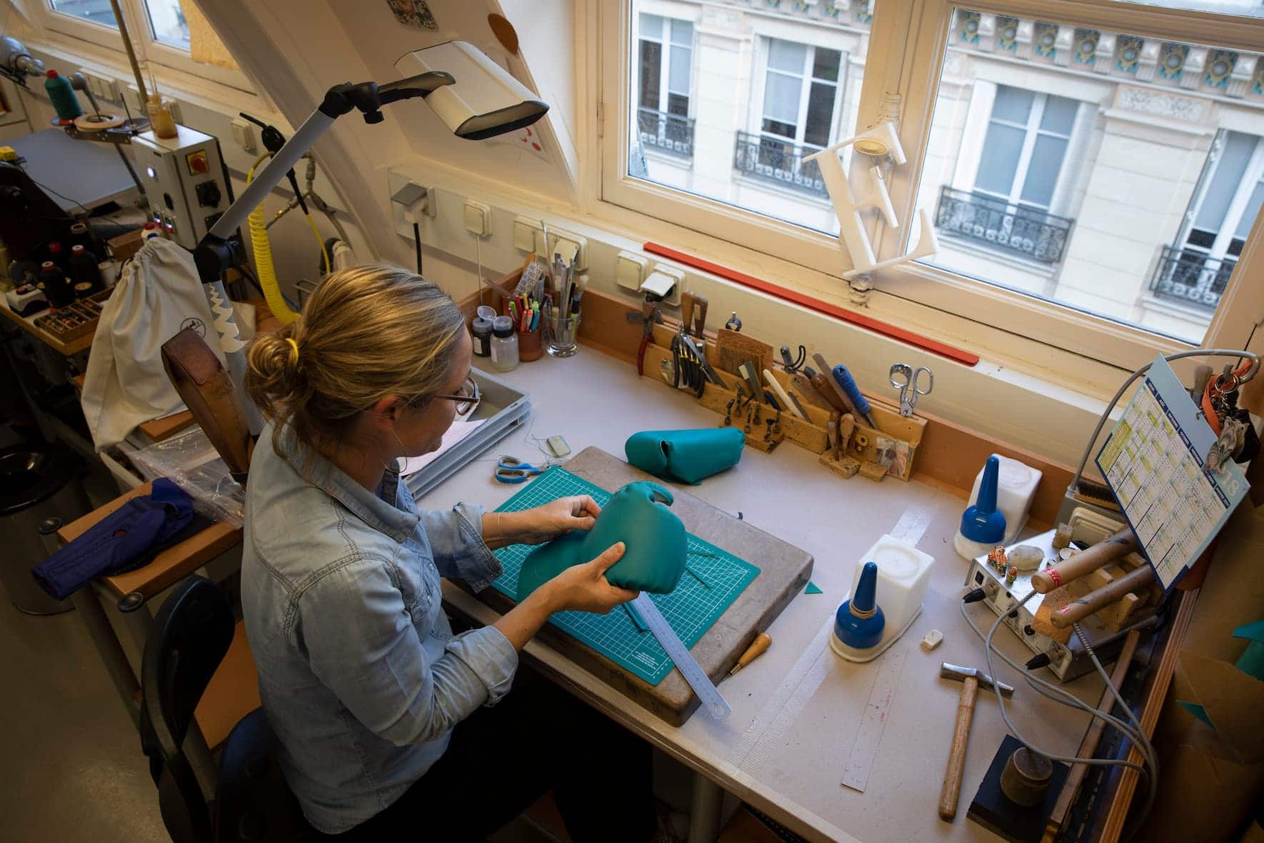 Chez Hermesdans les ateliers du centre de Paris, atelier des "commandes spÃ©ciales".