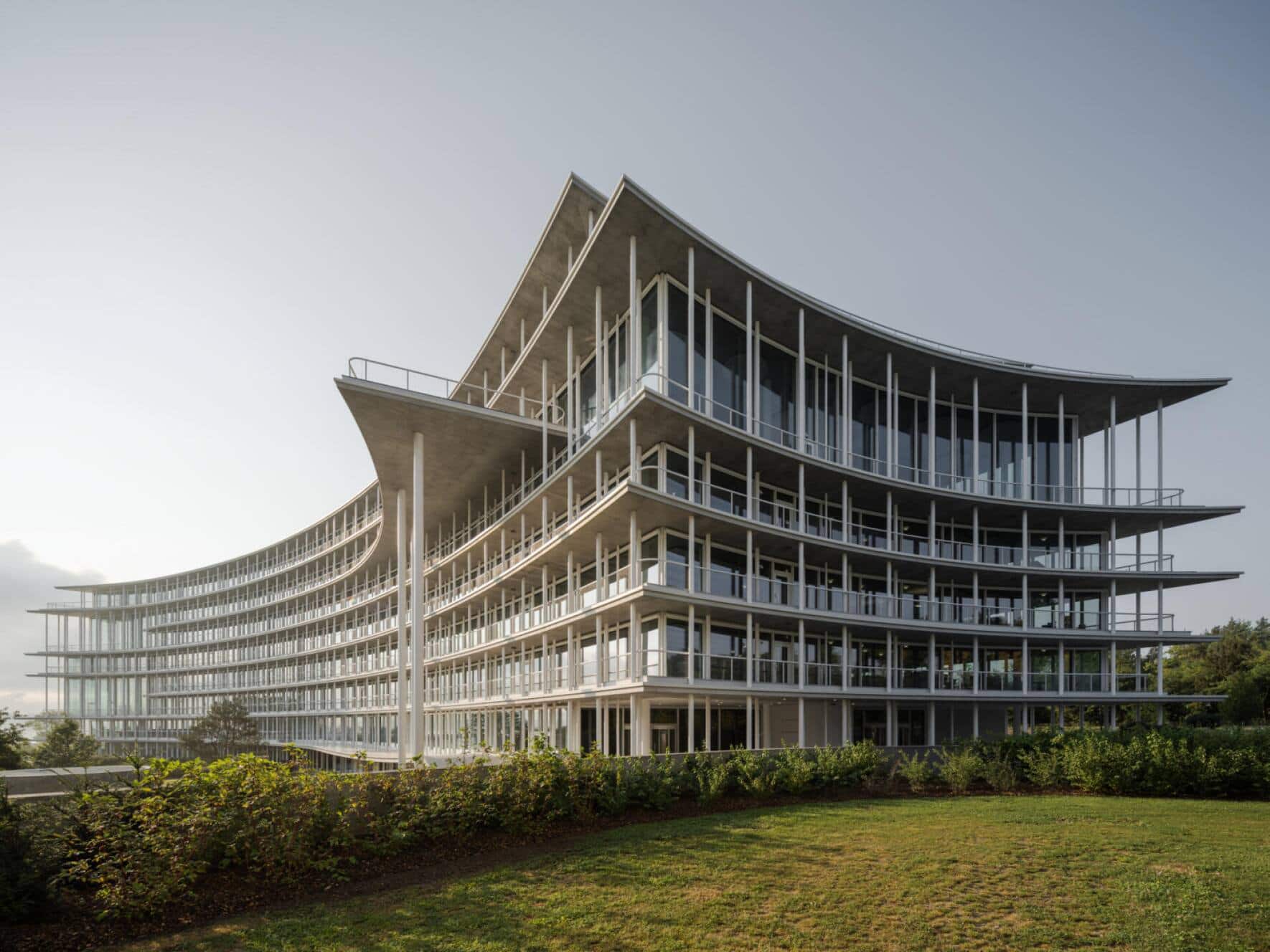 Lombard Odier eröffnete im September ihren neuen Hauptsitz in Genf. Der Entwurf für das avantgardistische Gebäude in Bellevue, Genf, stammt von Herzog & de Meuron. Am neuen Hauptsitz vereint Lombard Odier unter einem Dach mehr als zweitausend Mitarbeitende, die zuvor an sechs Genfer Standorten tätig waren.