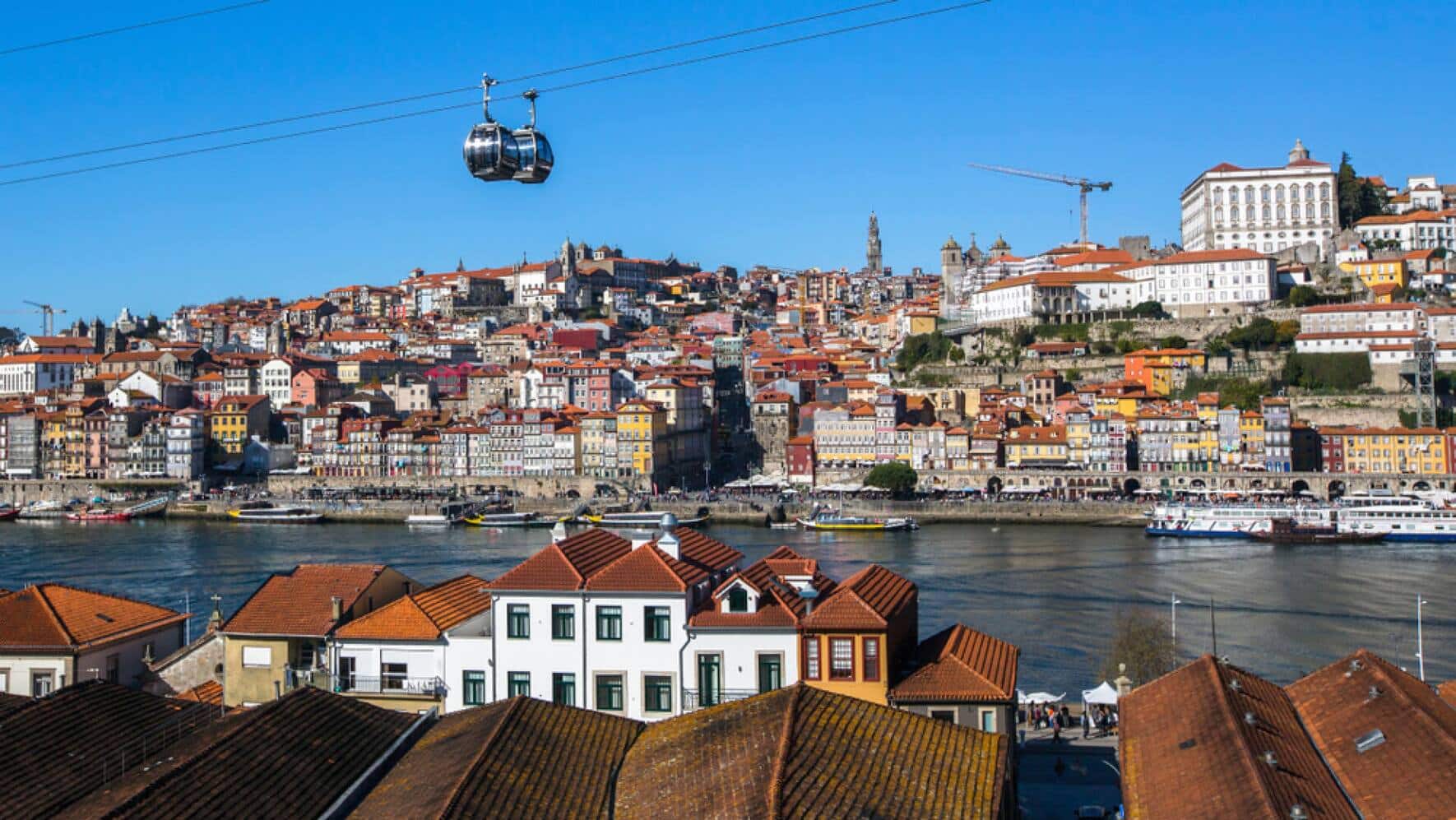 Im Douro-Tal ist es heiss. Am Atlantik ist es kühler und feuchter. Hier reifen Portweine langsamer und konstanter. Das ist einer der Gründe, weshalb die Lagerhäuser berühmter Portwein-Produzenten in Vila Nova de Gaia vis-à-vis der Altstadt von Porto liegen.