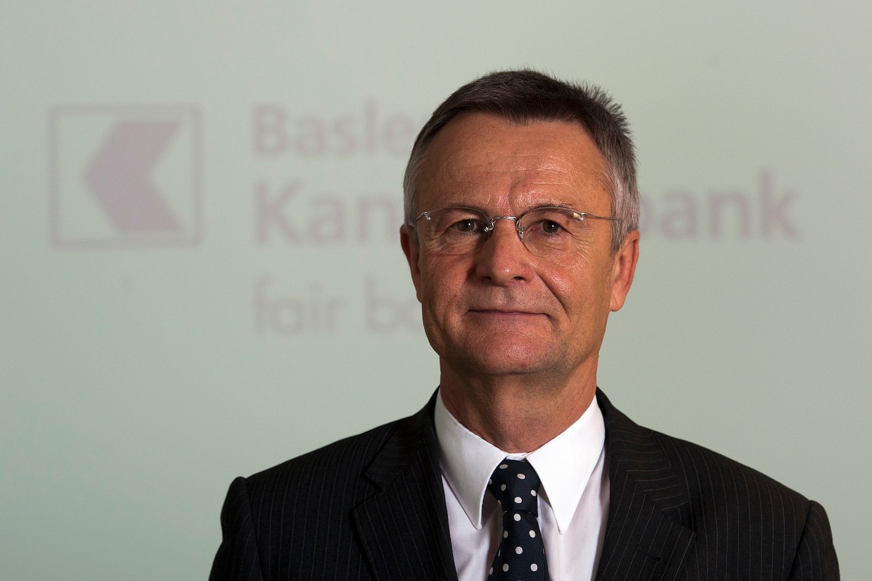 Direktionspraesident Hans Rudolf Matter an der Bilanzmedienkonferenz der Basler Kantonalbank in Basel am Donnerstag, 16. Februar 2012. Das Stammhaus Basler Kantonalbank erarbeitete im Jahr 2011 mit 79.7 Millionen Franken einen um 9.8 Prozent tieferen Jahresgewinn als im Jahr 2010. (KEYSTONE/Georgios Kefalas)