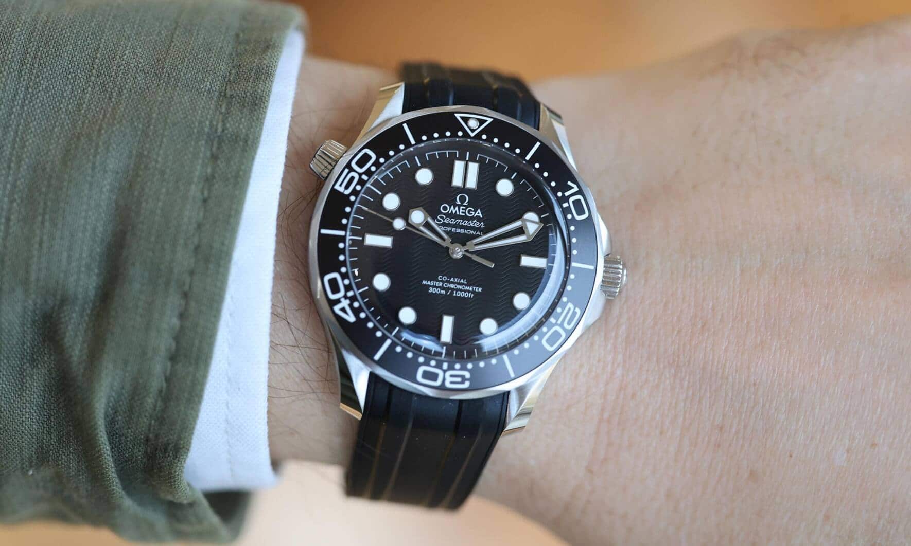 Das Basismodell mit Edelstahlgehäuse, schwarzem Zifferblatt und passendem Kautschukband wurde Ende November 2024 vorgestellt und ist ab 5600 Franken erhältlich.