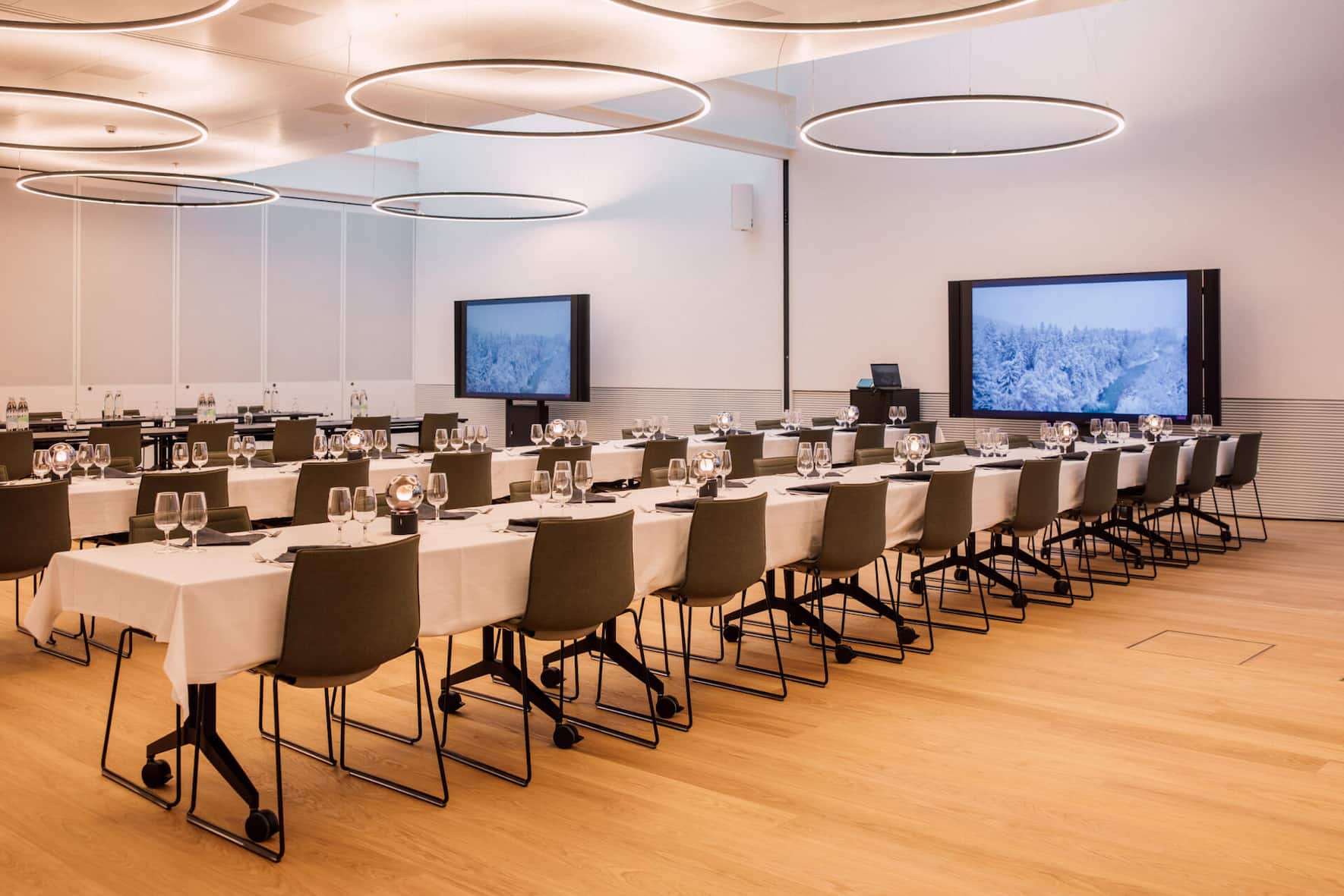 Im den Meetingräumen des neuen Conferencings haben bis zu 300 Personen Platz (c) David Biedert Photography.jpg