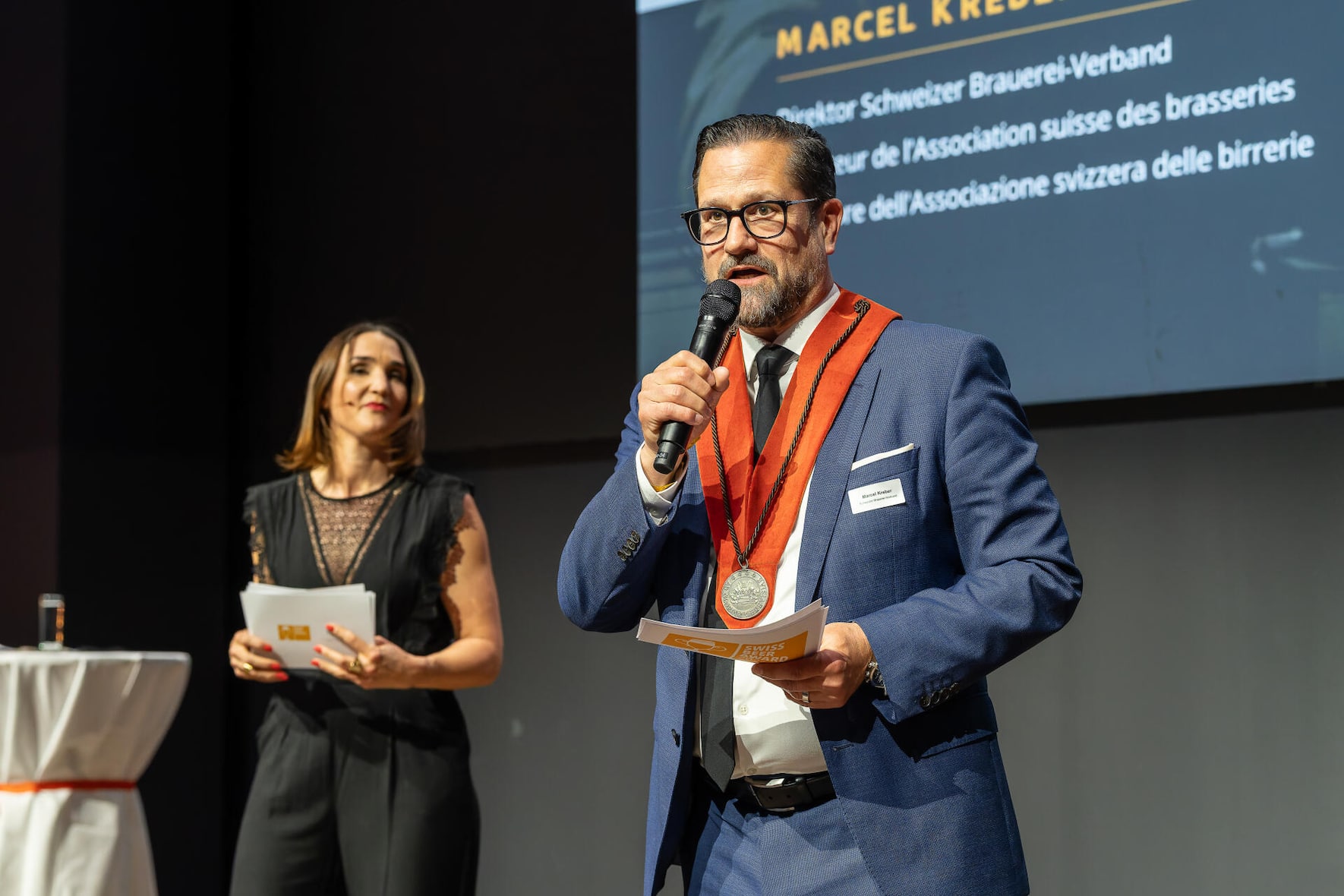 Gastgeber mit Bierorden: Marcel Kreber, Direktor des Bierbrauerverbandes