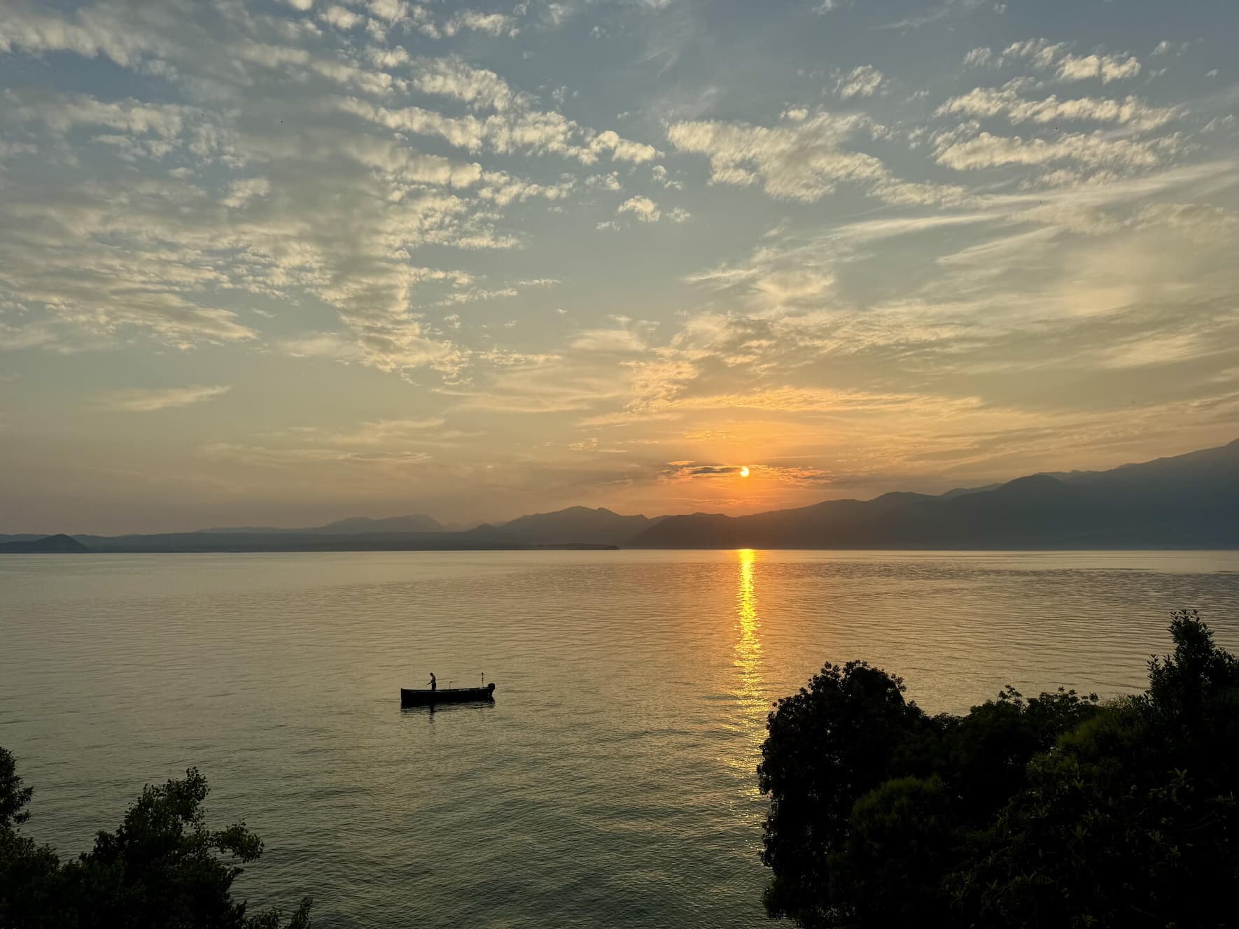 Die Punta di San Vigilio am Ostufer des Gardasees ist der ideale Ort für einen Sundowner mit Bardolino Chiaretto.