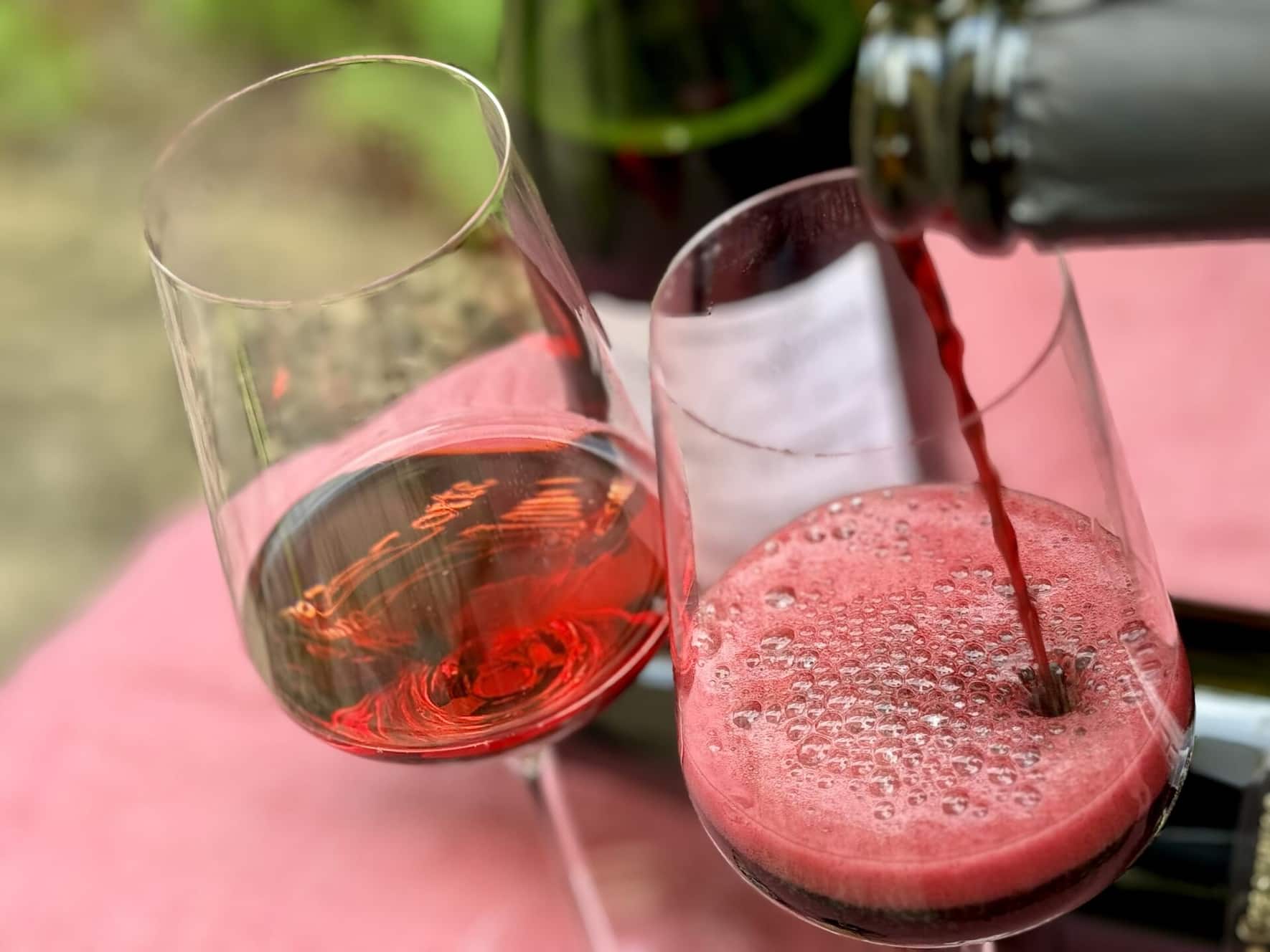 Lambrusco hat ein überschäumendes Temperament. Die Flaschen sollten vor dem Öffnen auf fünf Grad gekühlt werden, um eine purpurrote Dusche zu vermeiden.