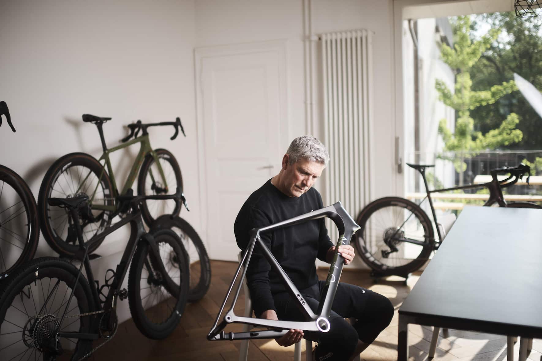 Kessler prüft die Lackierung eines Carbonrahmens.