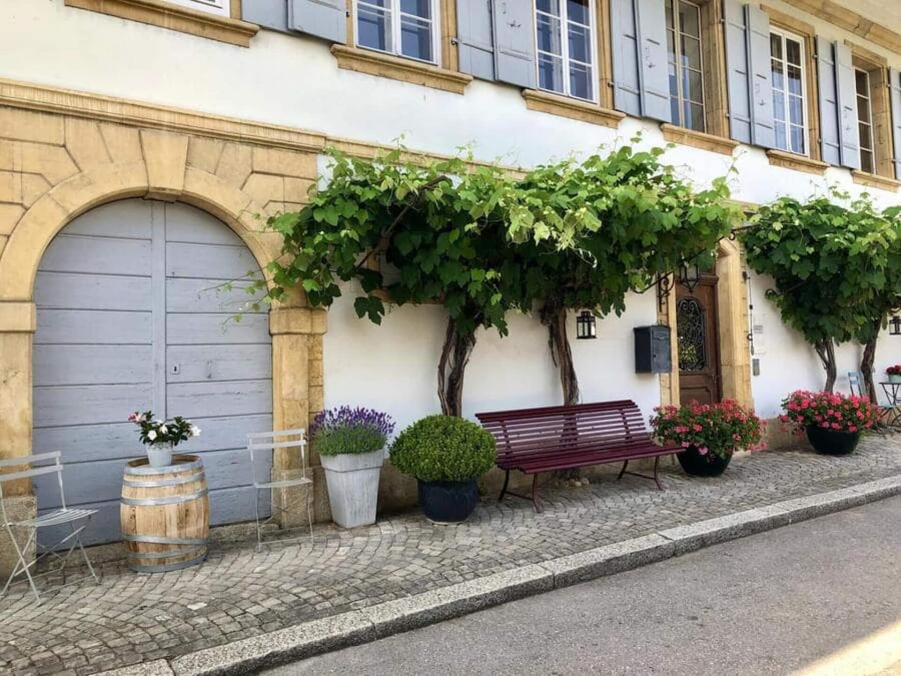 Lauschige Winzerdörfer wie Môtier laden zum Bummeln ein – und zum Degustieren…