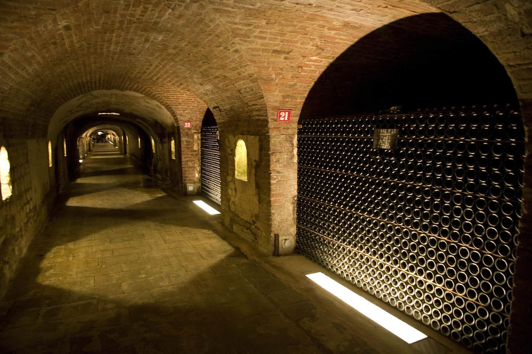 Champagnerflaschen «sur latte» in den Kellergewölben von Moët & Chandon.