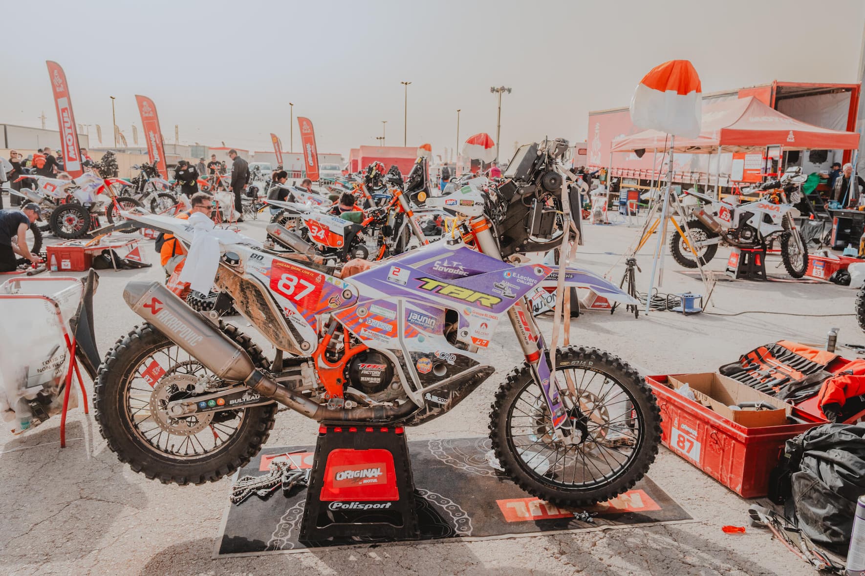 «Original by Motul» – ein Bike, ein Fahrer, eine Kiste. Die härteste Kategorie an der Rallye Dakar.