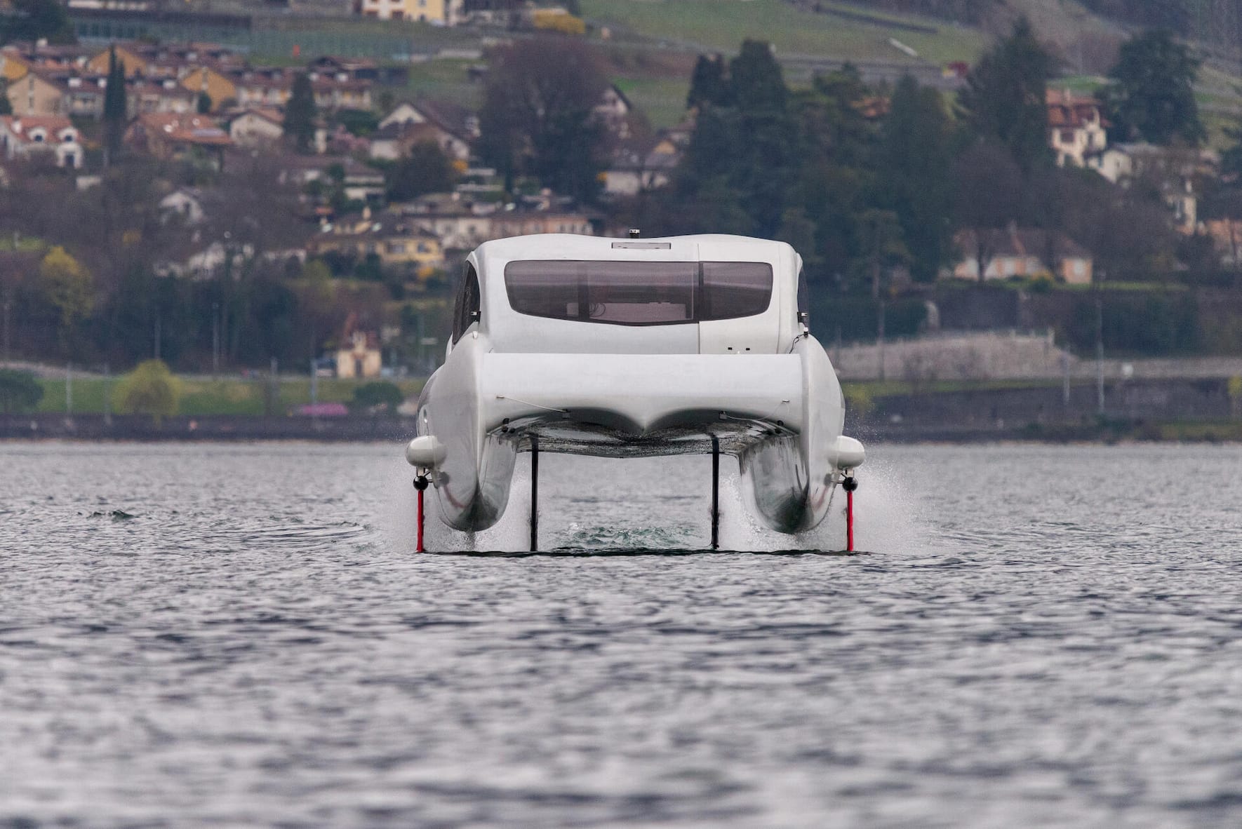 Das Boot fliegt über das Wasser.