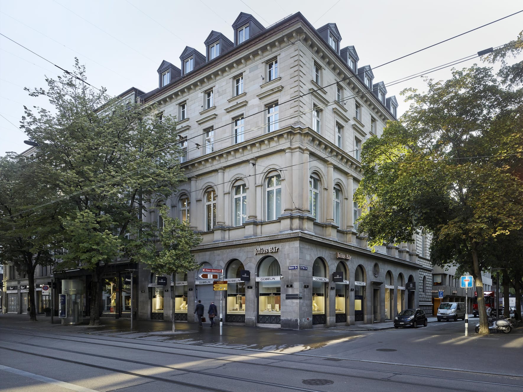 1924 zog die im Jahre 1890 gegründete Bank Julius Bär an die Bahnhofstrasse 36 im Zürcher Bankzentrum. Rund 7400 Mitarbeiter beschäftigt die weltweit tätige Bankengruppe heute.