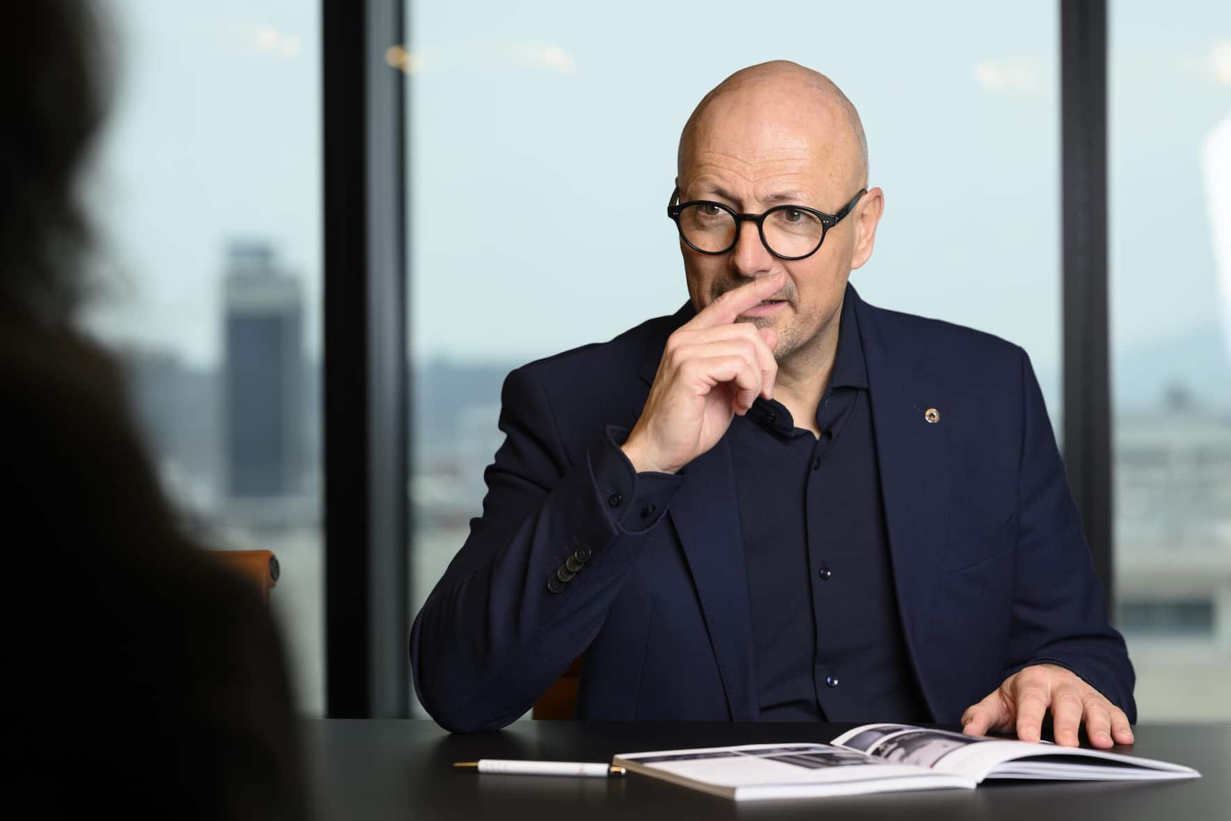 Compagna kennt ­Fabrikhallen und ­Teppichetage. Er kann charmant und gesellig sein, greift aber auch unzimperlich durch.