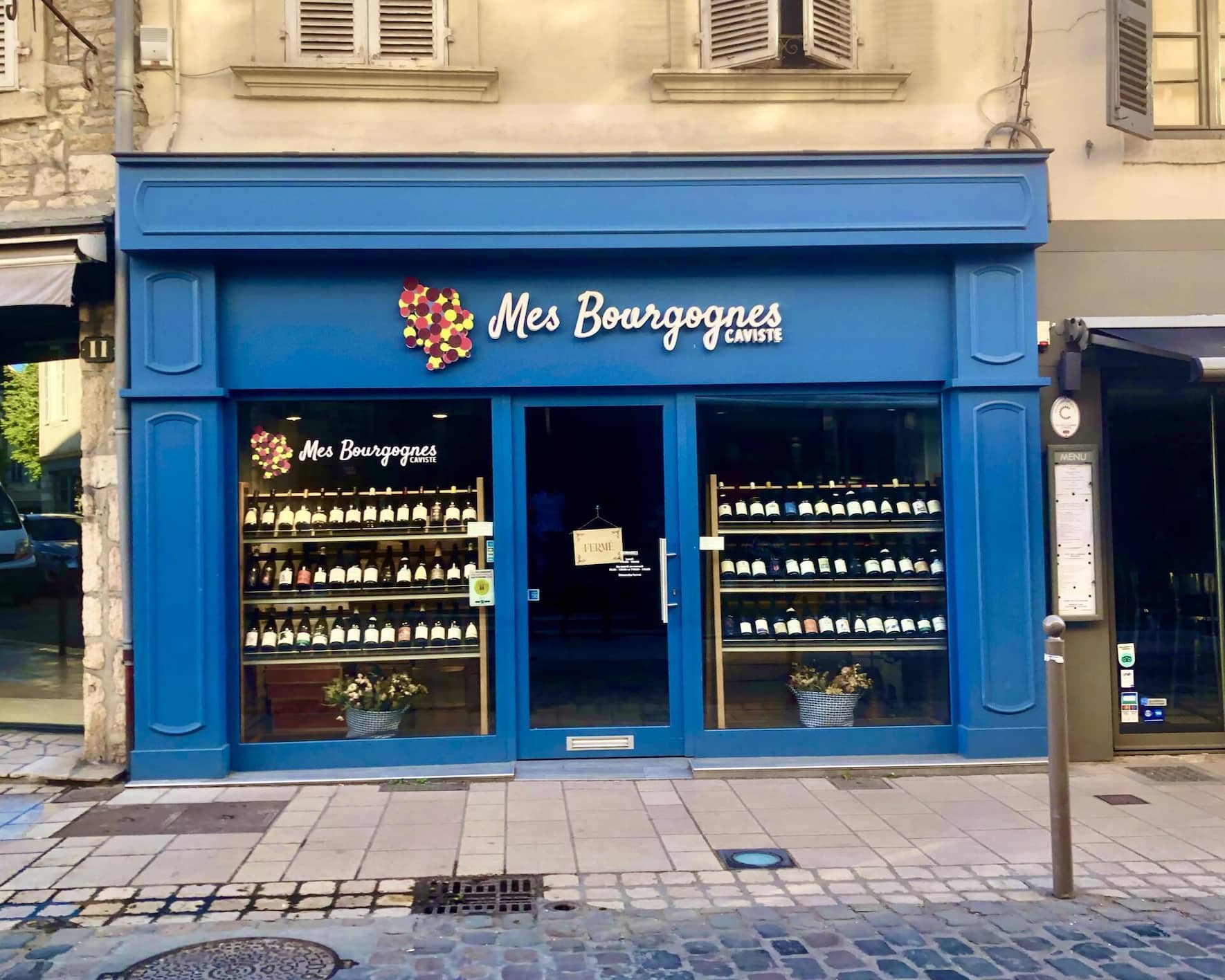Gut dotierte Weinhandlungen und Geschäfte mit Weinzubehör wie Gläsern oder schicken Weinkühlern führen weinaffine Touristen schwer in Versuchung.