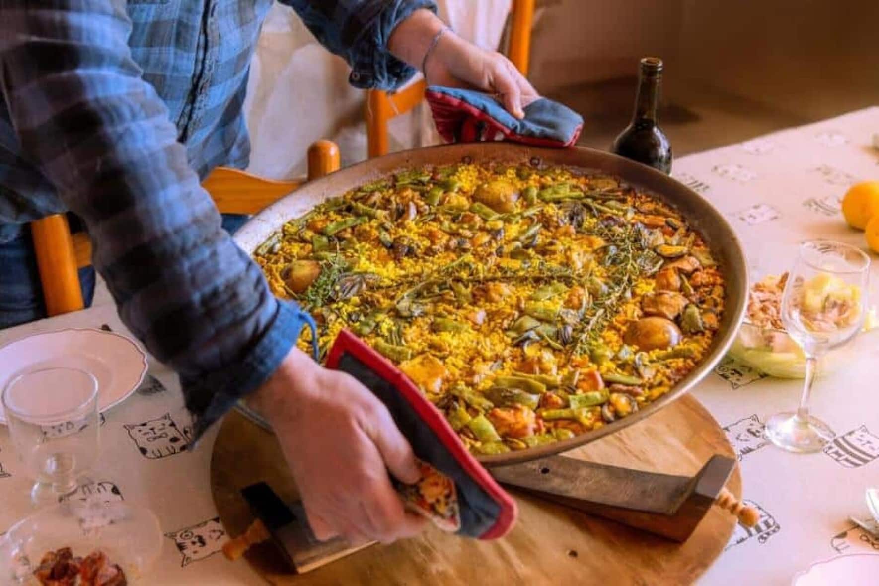 Zur Paella Valenciana passt ein Glas Monastrell aus den Weinregionen Valencia, Alicante, Yecla und Jumilla.