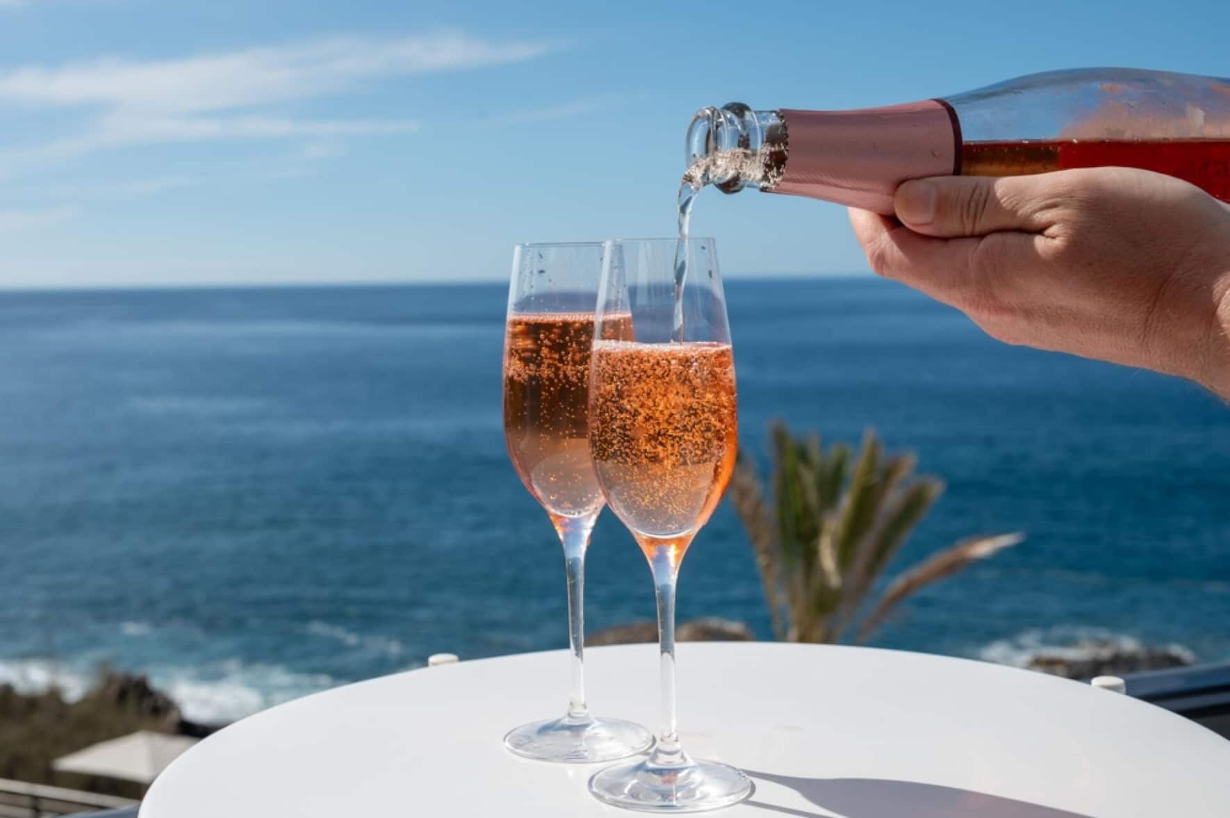 Meer, Sonne, Zweisamkeit und frisch Prickelndes im Glas – gewisse Krimis (und Weine) bringen einen zum Träumen…