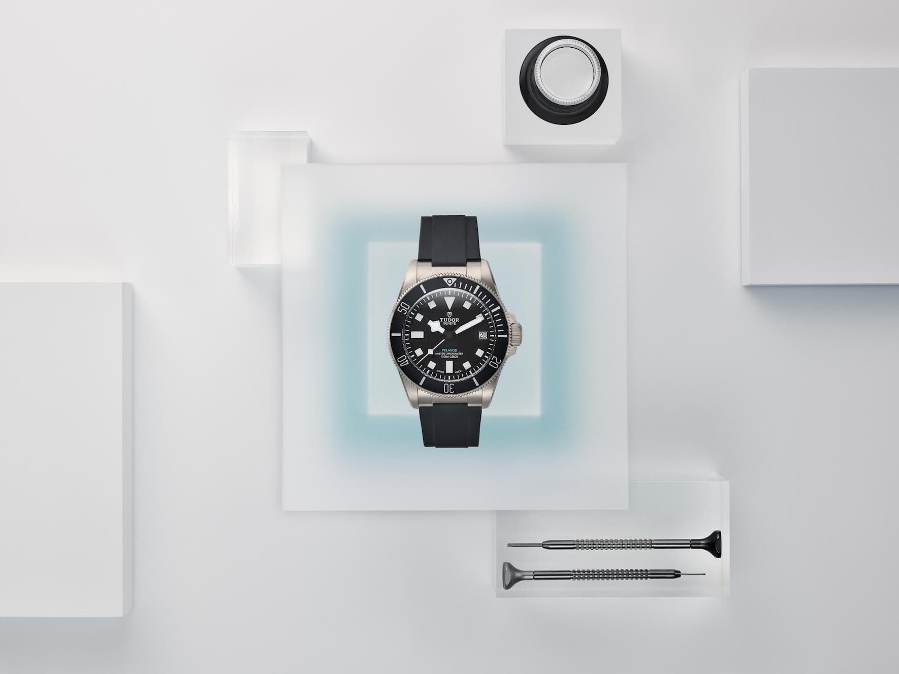 Tudor Pelagos Ultra 43 MM
Bis 1000 Meter Tiefe wasserdicht – mit dem typischen «Snowflake»-Stundenzeiger. Die technisch komplexeste Uhr, die je von Tudor gebaut wurde. Preis ab 4600 Franken.