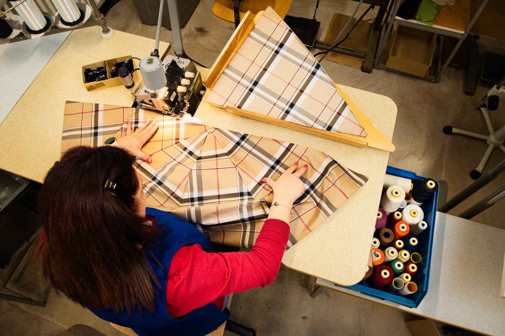 Millimeterarbeit: Anna D’Ascoli schneidet Stoffdreiecke – das Karomuster ist seit Jahren der Renner bei Stockschirmen.