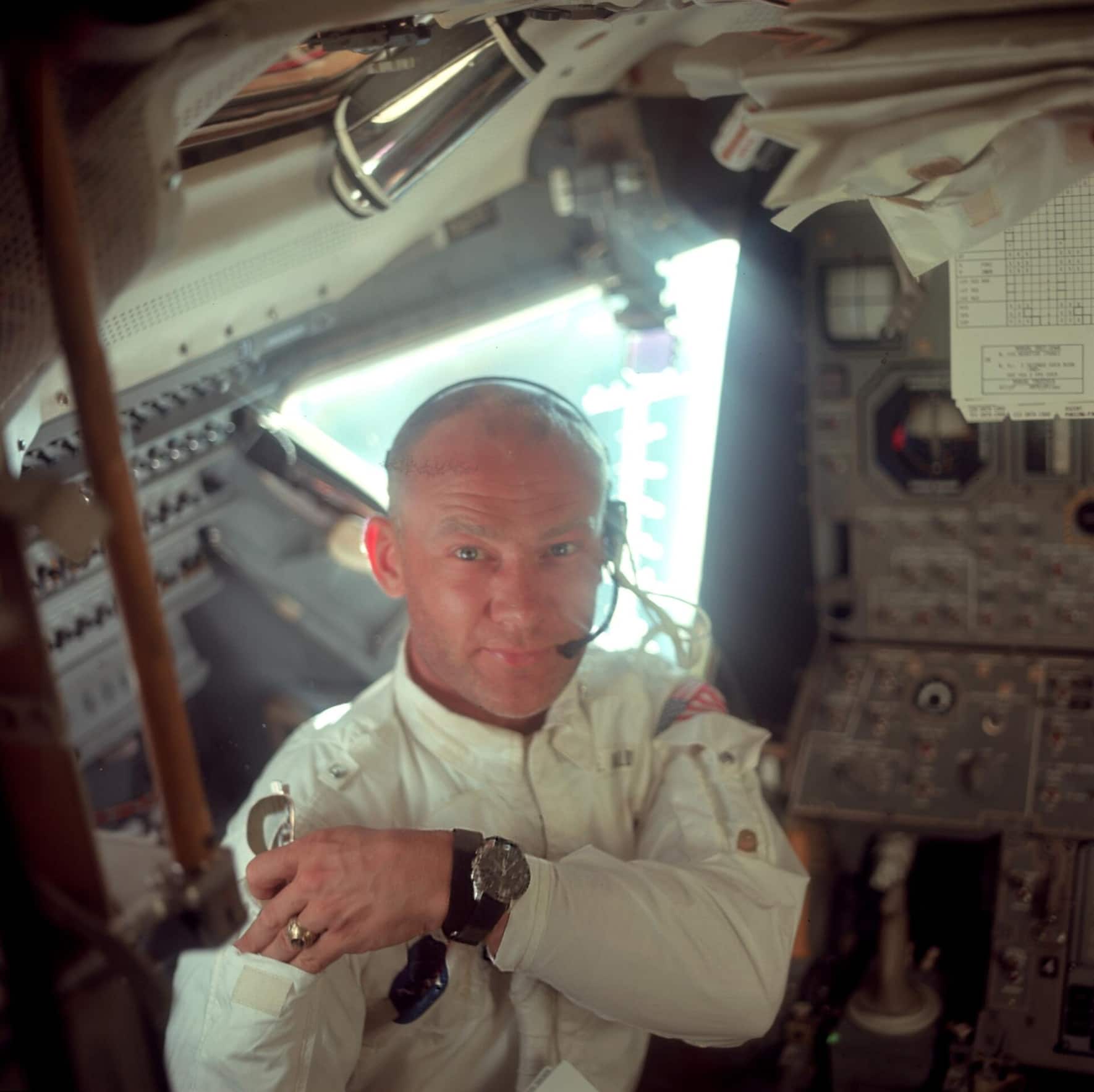 Buzz Aldrin auf dem Weg zum Mond mit seiner Omega Speedmaster am Arm.