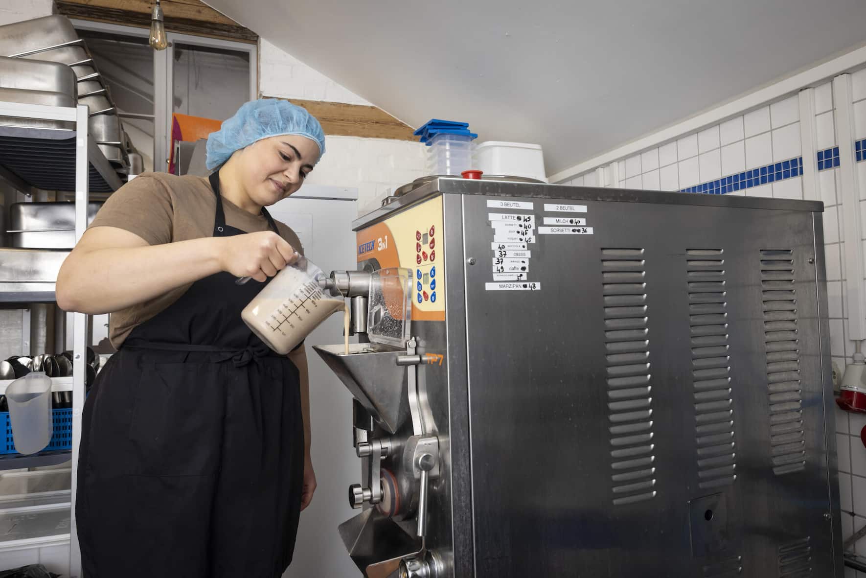 Sara Agostini, 28, bedient den «Mantecatore», die Eismaschine, die mit 30000 Franken den Wert eines Kleinwagens hat.
