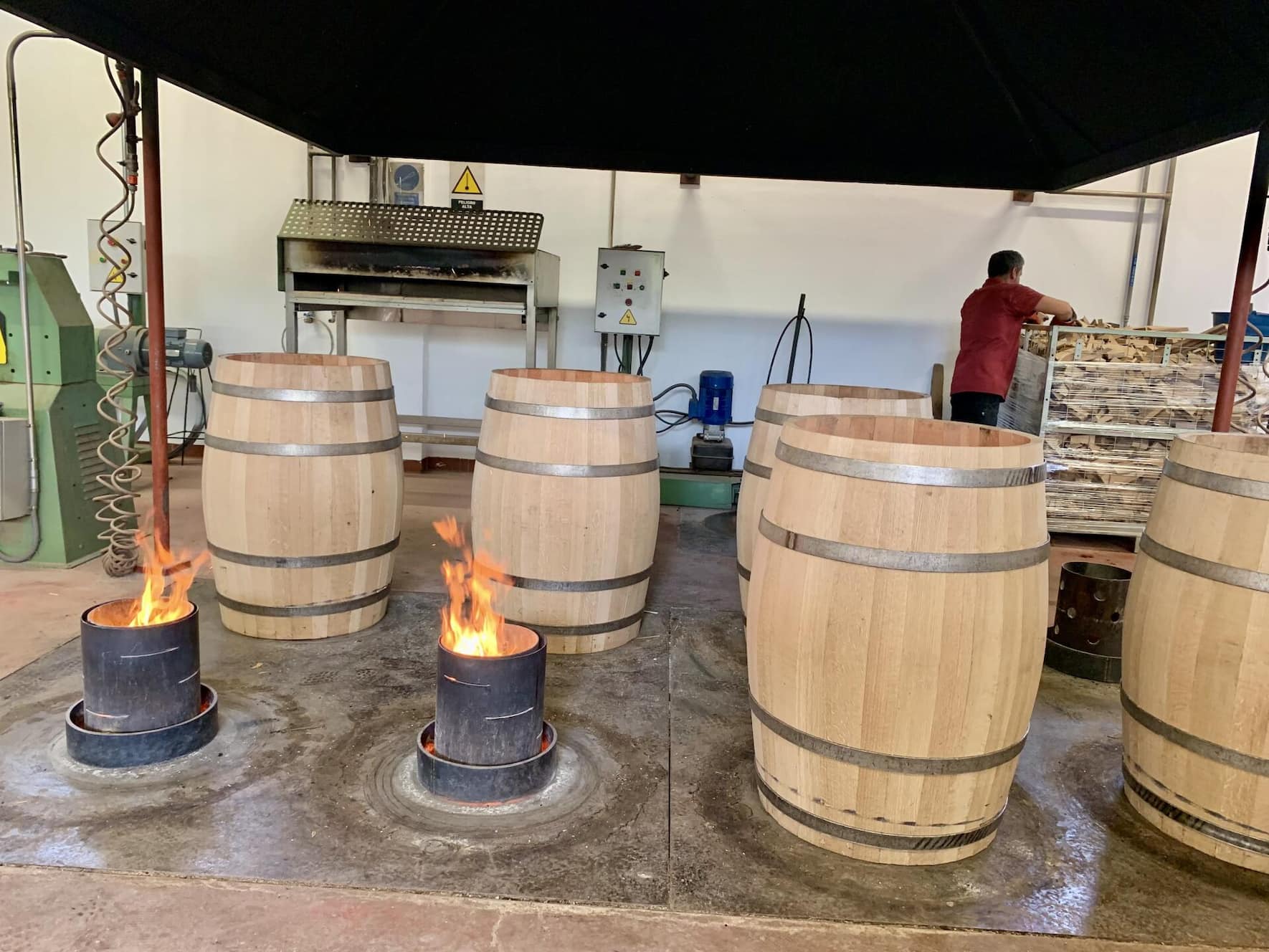 Toasting in der eigene Fassküferei des Spitzenweingutes Vega Sicilia in der Ribera del Duero in Spanien.